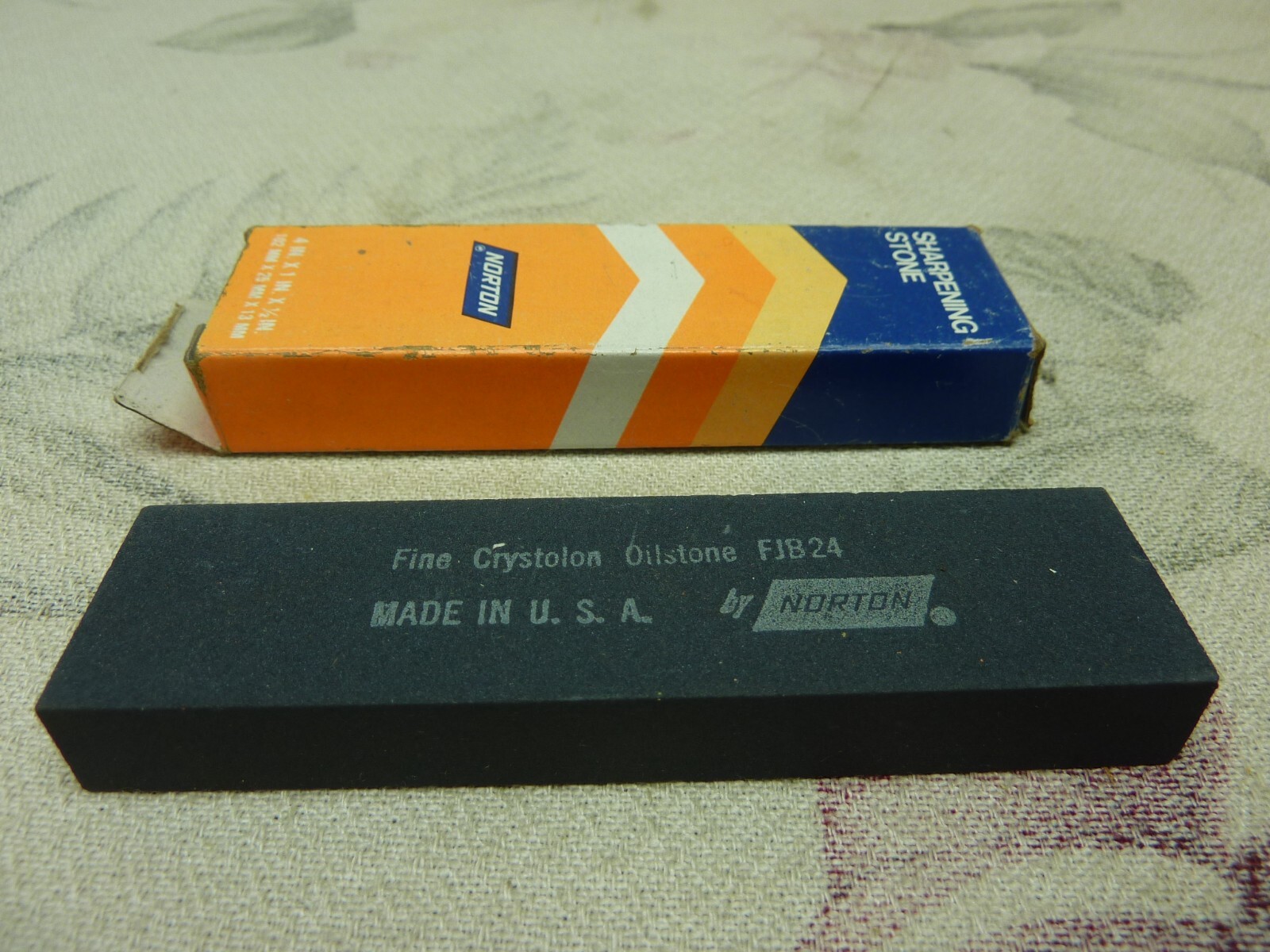 Vintage Norton FJB24 NO 8475-7 Fine Crystolon Bench Oilstone  4" X 1" X 1/2" NOS