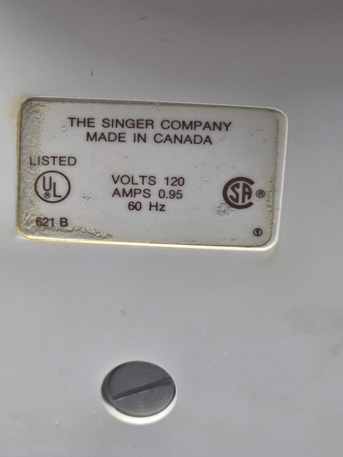 Singer Sewing Machine Model 6105 w/ Foot Pedal 9-Pattern Zig-Zag - Tested