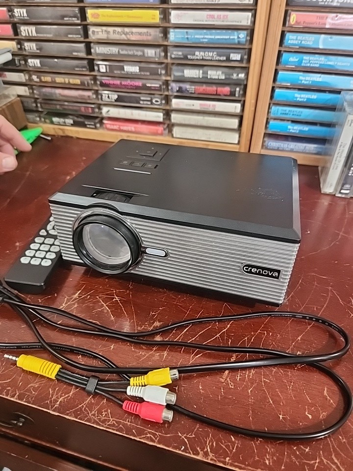 Projector / Crenova Xpe470/ Cables And Remote Tested!