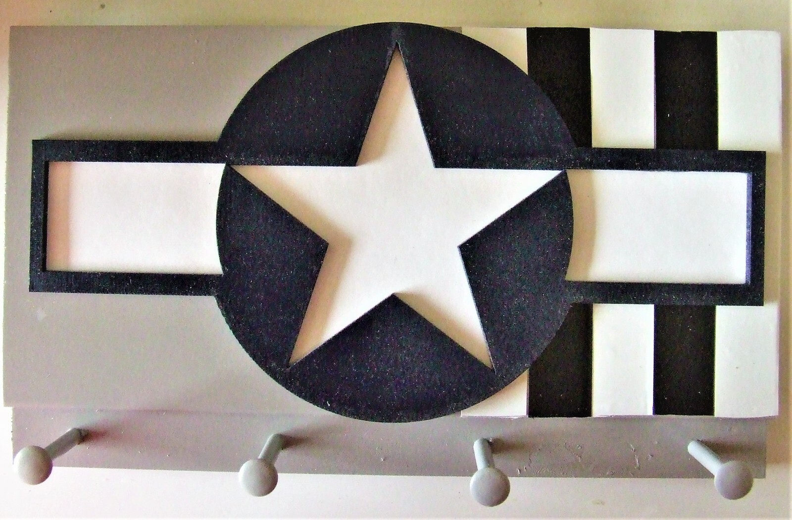 (1944) U.S. Gray Military Aircraft Insignia with Invasion Stripes Keychain Rack
