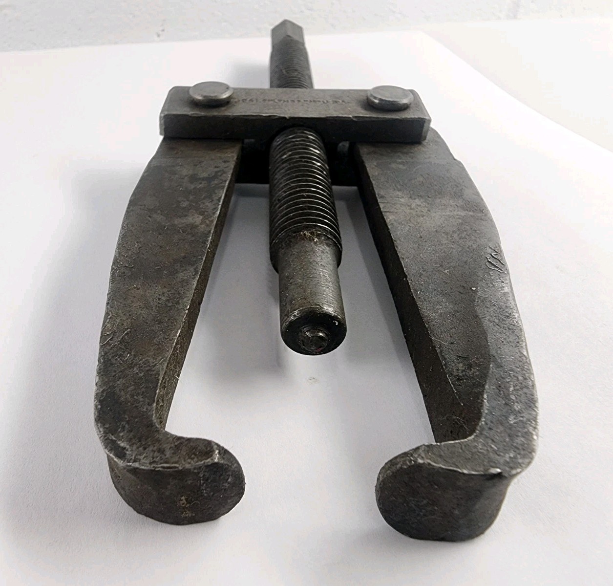 (2) Vintage Medium Size 2-Jaw Gear Pullers - Plomb 4061 4022 & Unknown