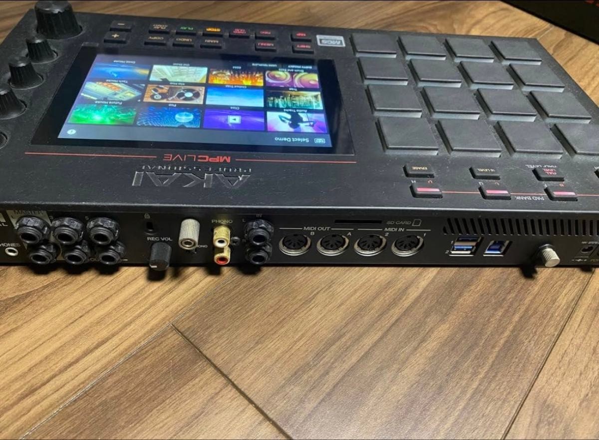 AKAI MPC Live Standalone Sampler Sequencer Drum Machine Japan