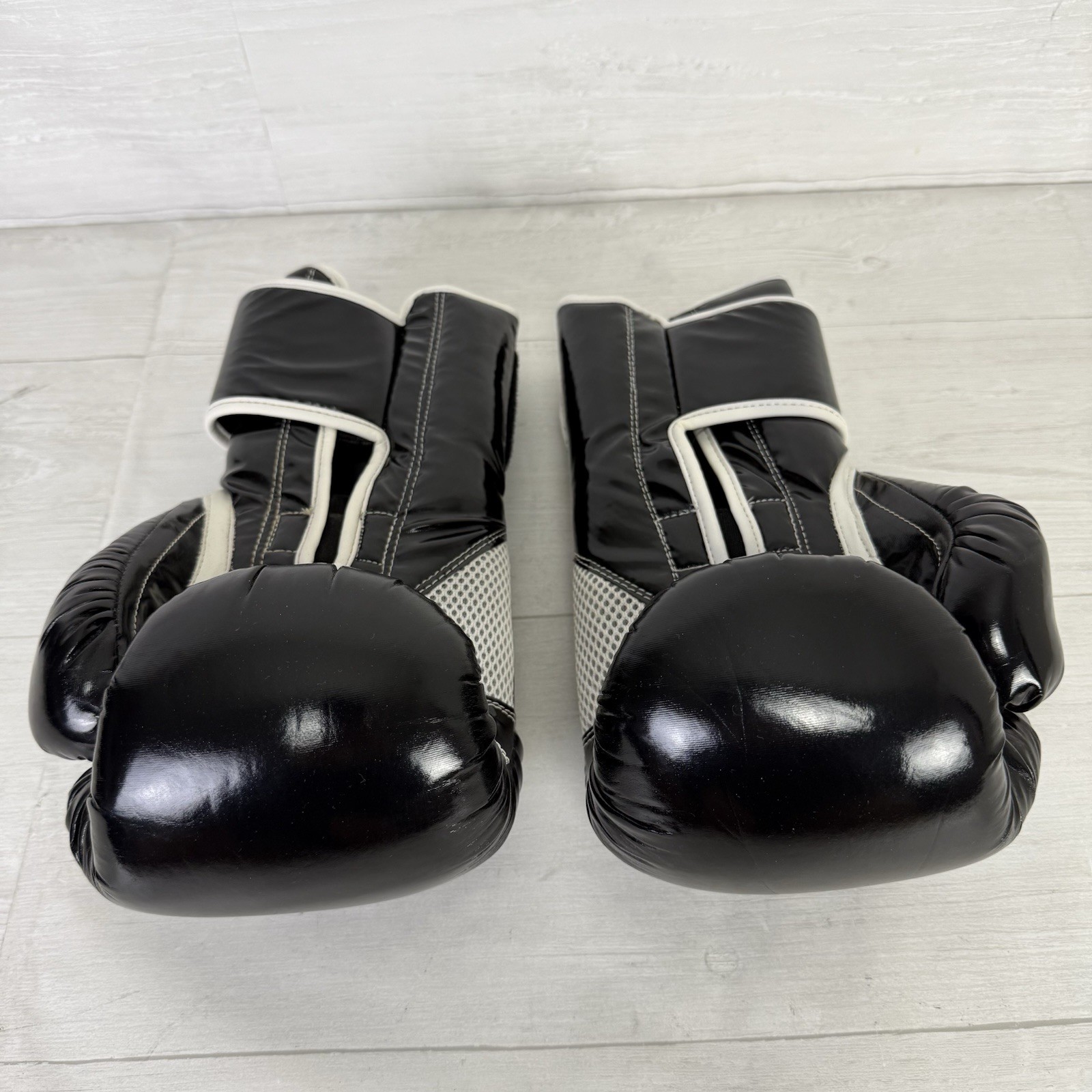 Title Boxing Gloves Black Size Medium 12oz Aerovent
