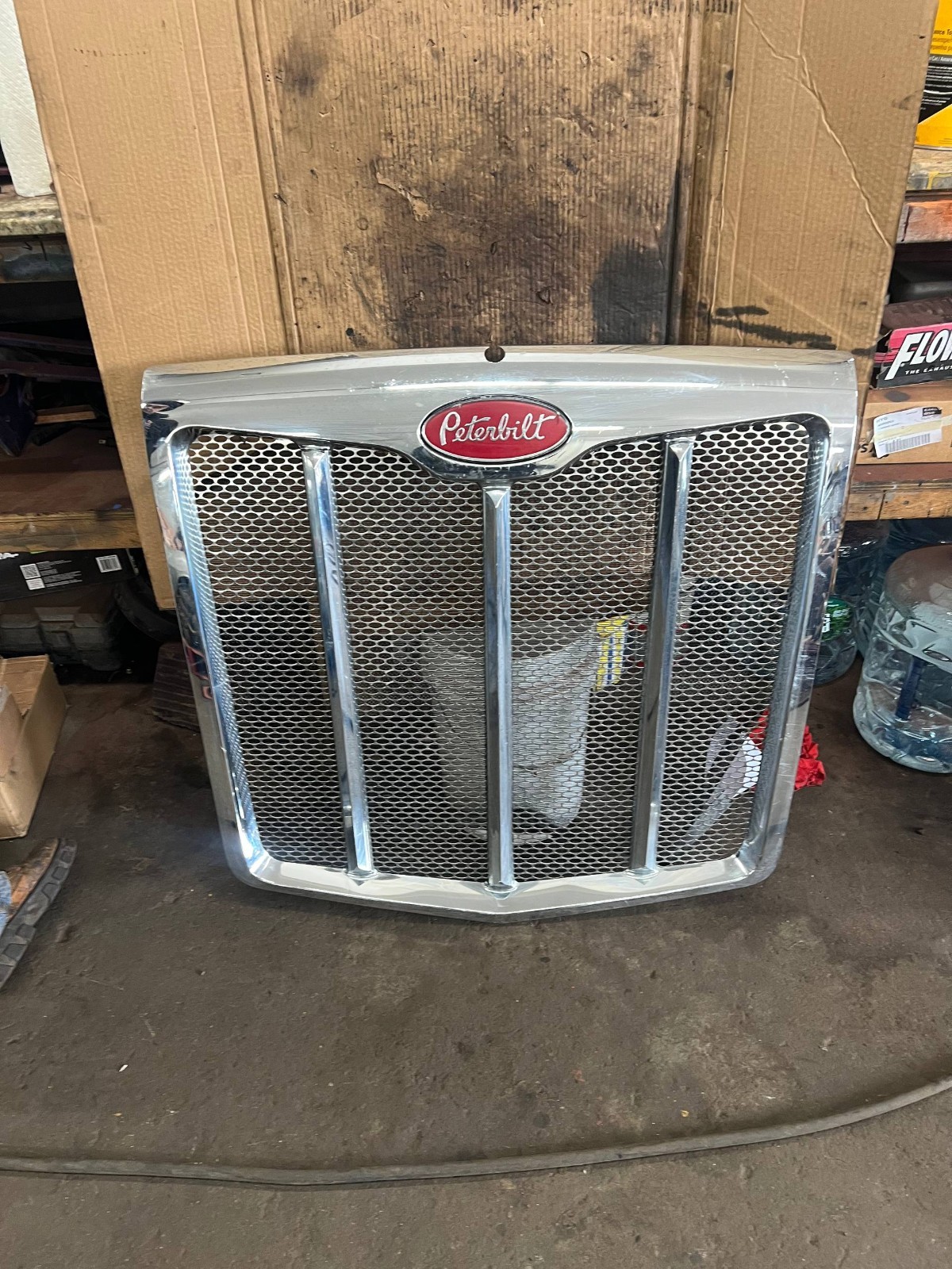PETERBILT 579 FRONT GRILL USED
