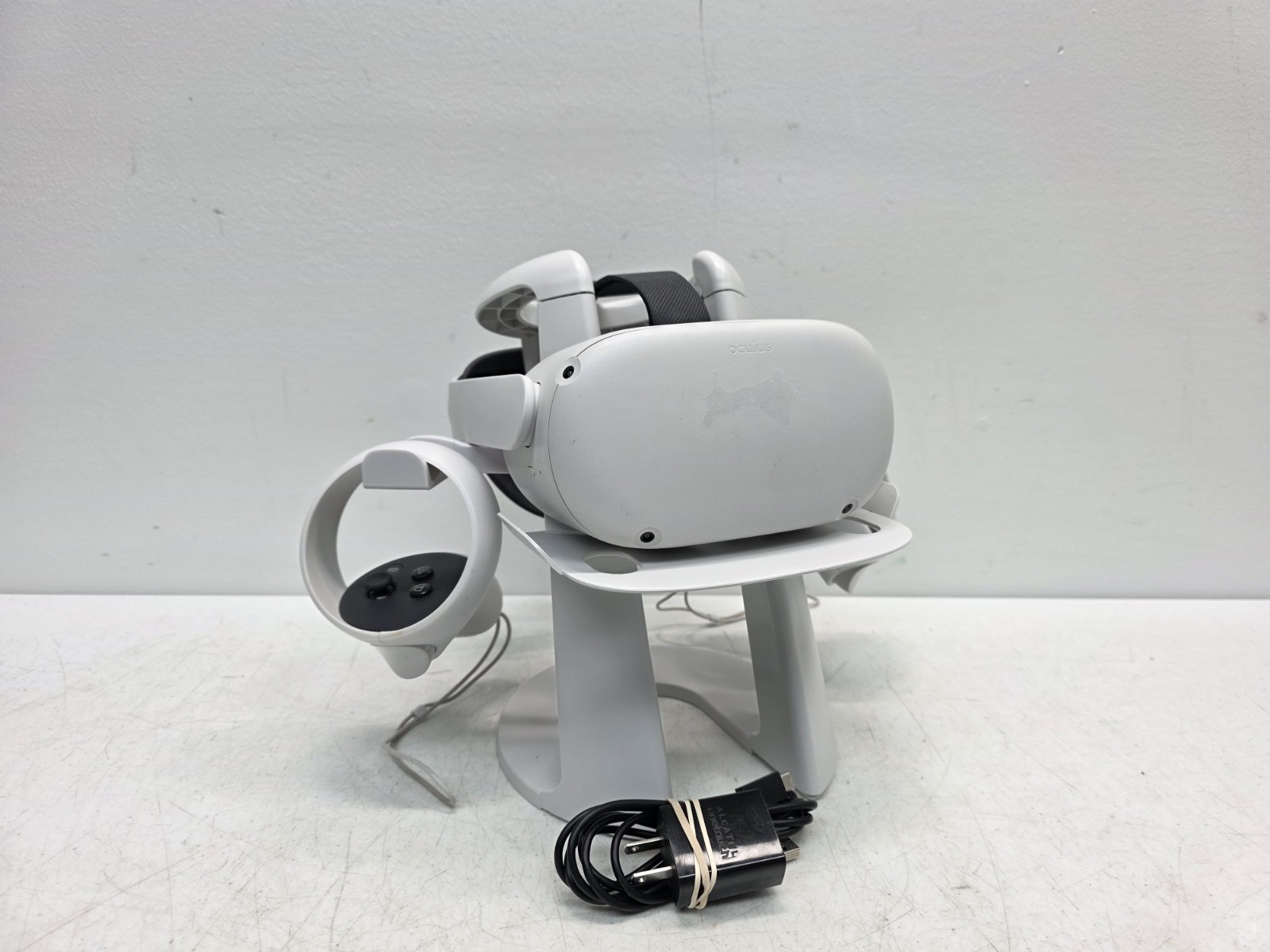 Meta Oculus Quest 2 All-in-One Standalone Virtual Reality VR Headset **READ**
