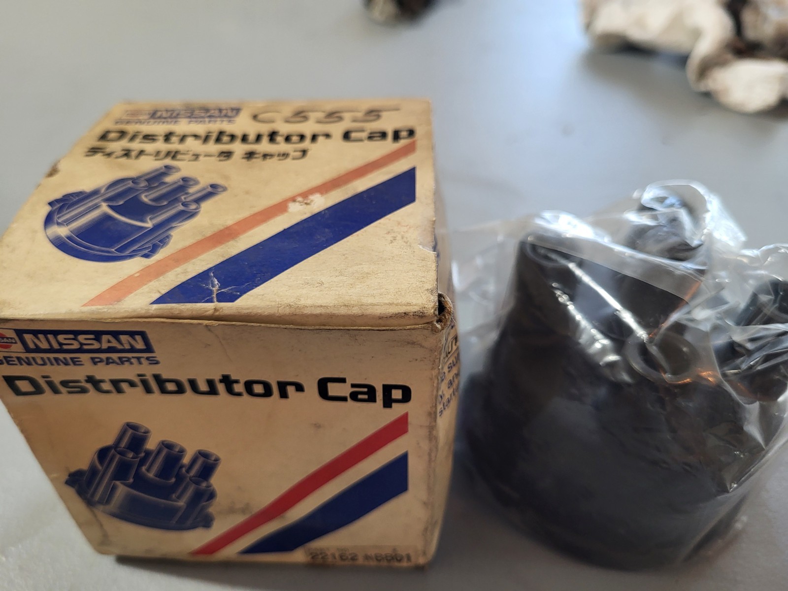 Nissan Dist.Cap BWD C555 22162 N8801 plus extra cap