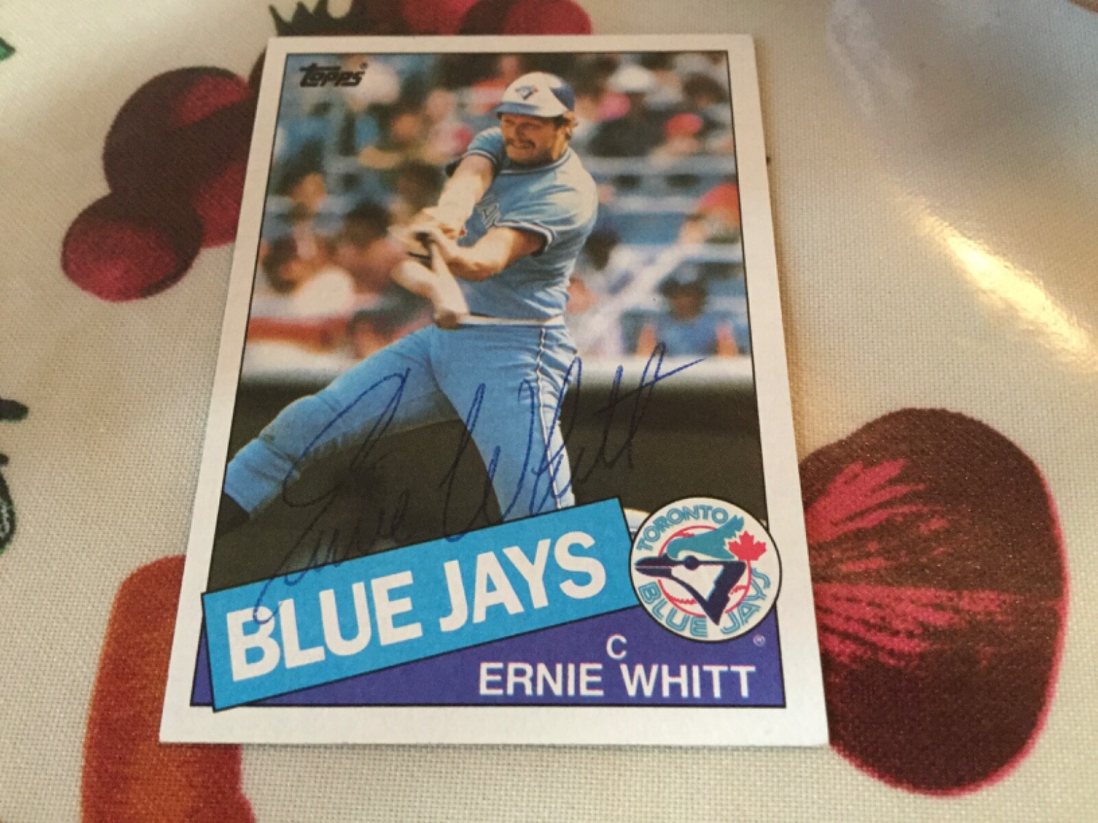 1985 Topps Ernie Whitt Autographed Baseball Card Toronto Blue Jays #128