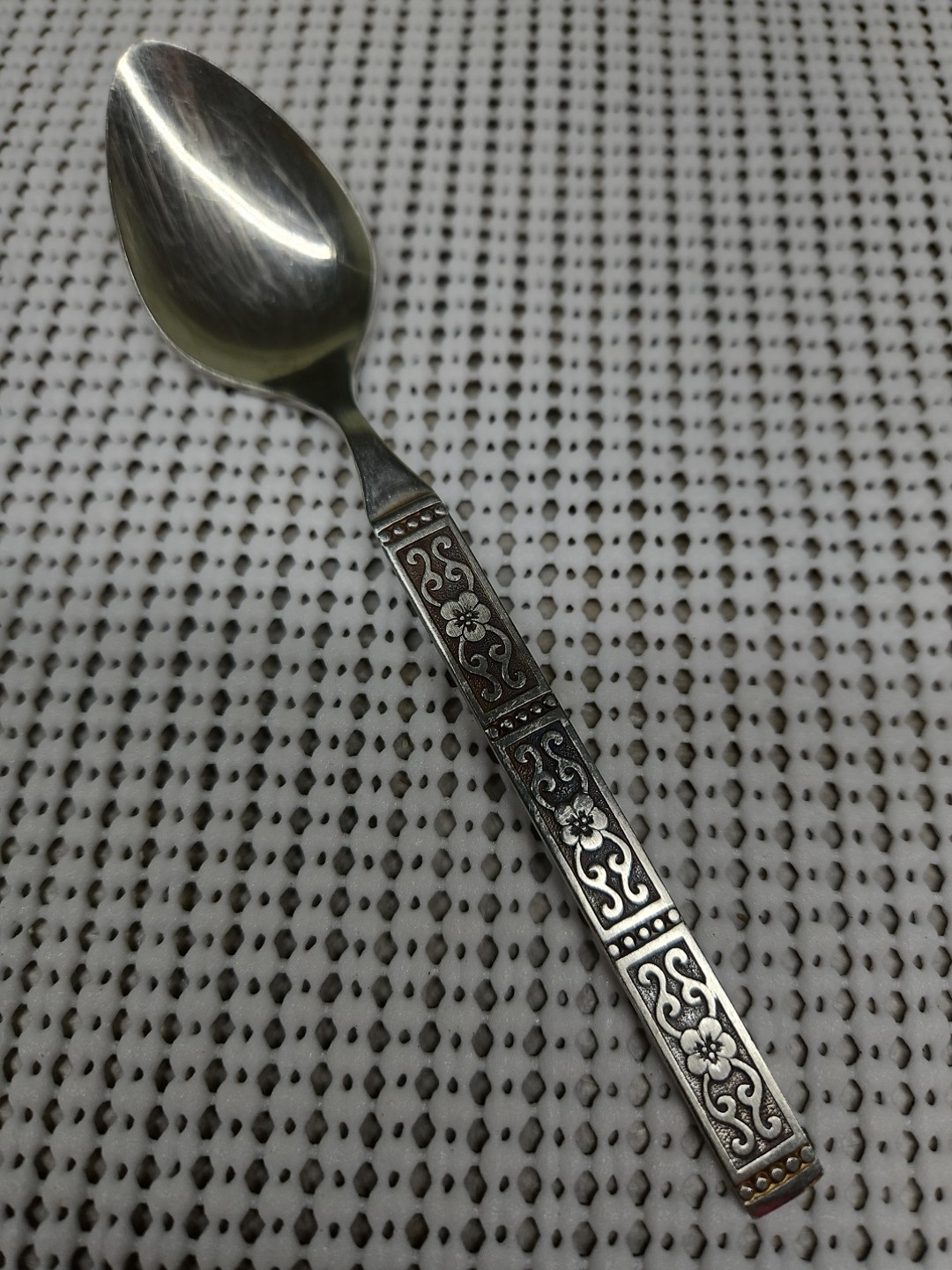 (1) Isabella Teaspoon 6 1/8" Oneida  Community Stainless  Disc. 1982
