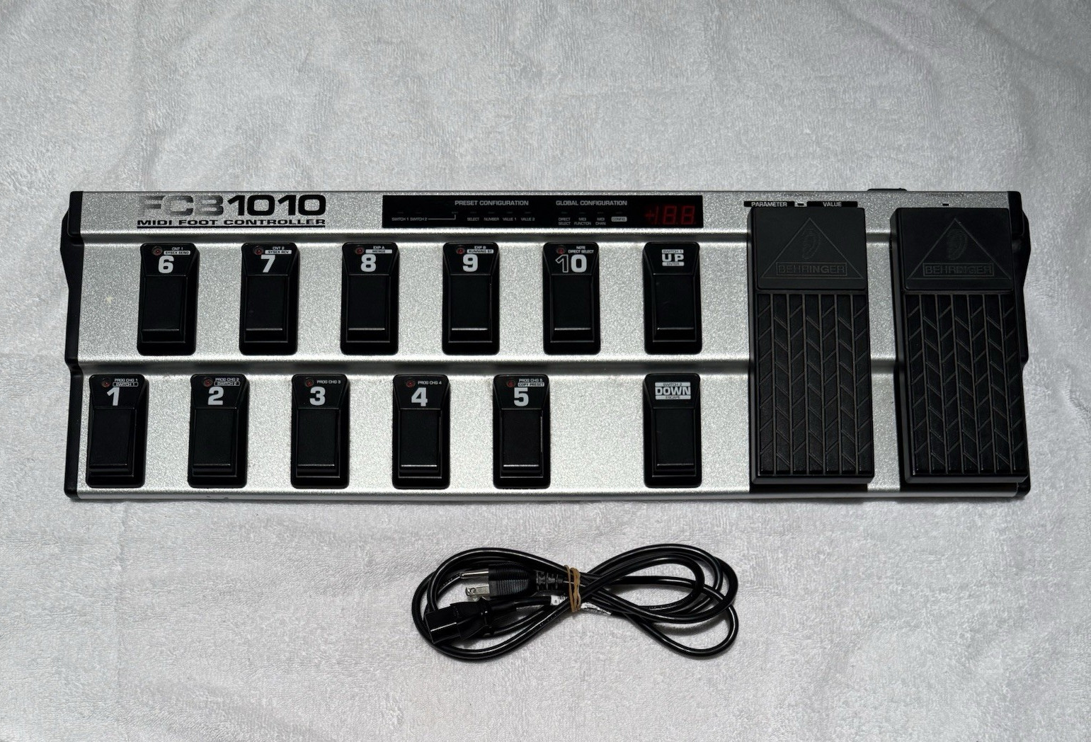 Behringer FCB1010 MIDI Foot Controller, 2 Pedal Inputs, Display, 12 Keys
