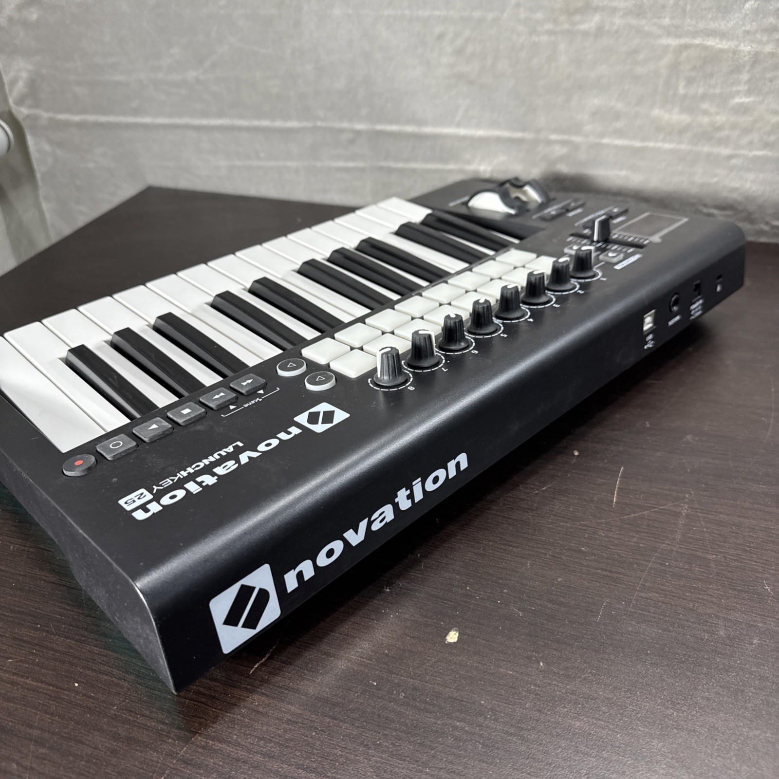 Novation Launchkey Mk2 25 Midi USB Keyboard W Drum Pads Tested Working