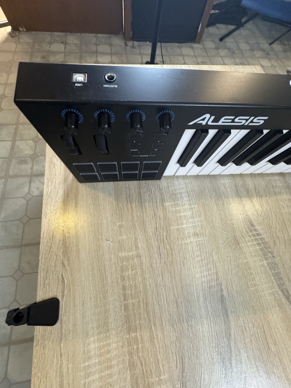 Alesis V25 25-Key MIDI Keyboard Controller Pad Triggers Mod Wheel