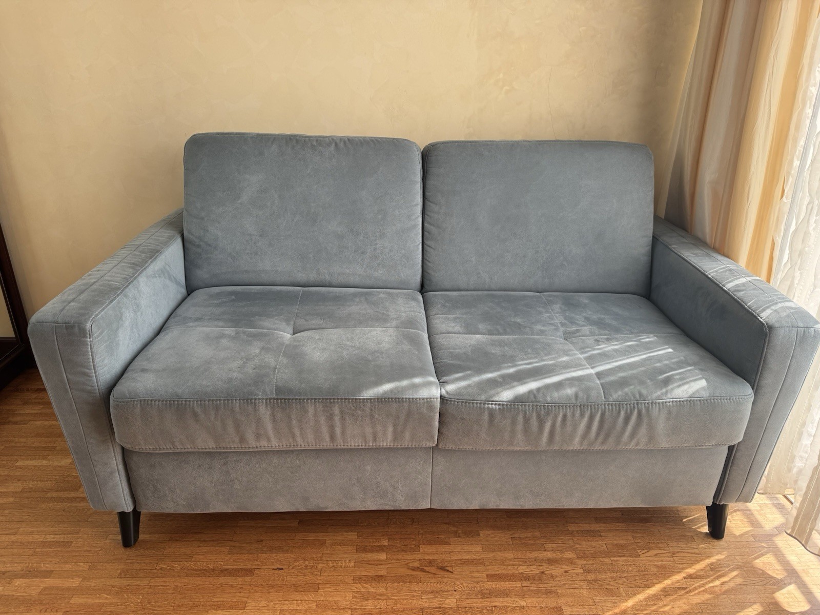 Blaues Sofa, gebraucht, in sehr gutem Zustand. Kleine Flecken, quietscht leicht.