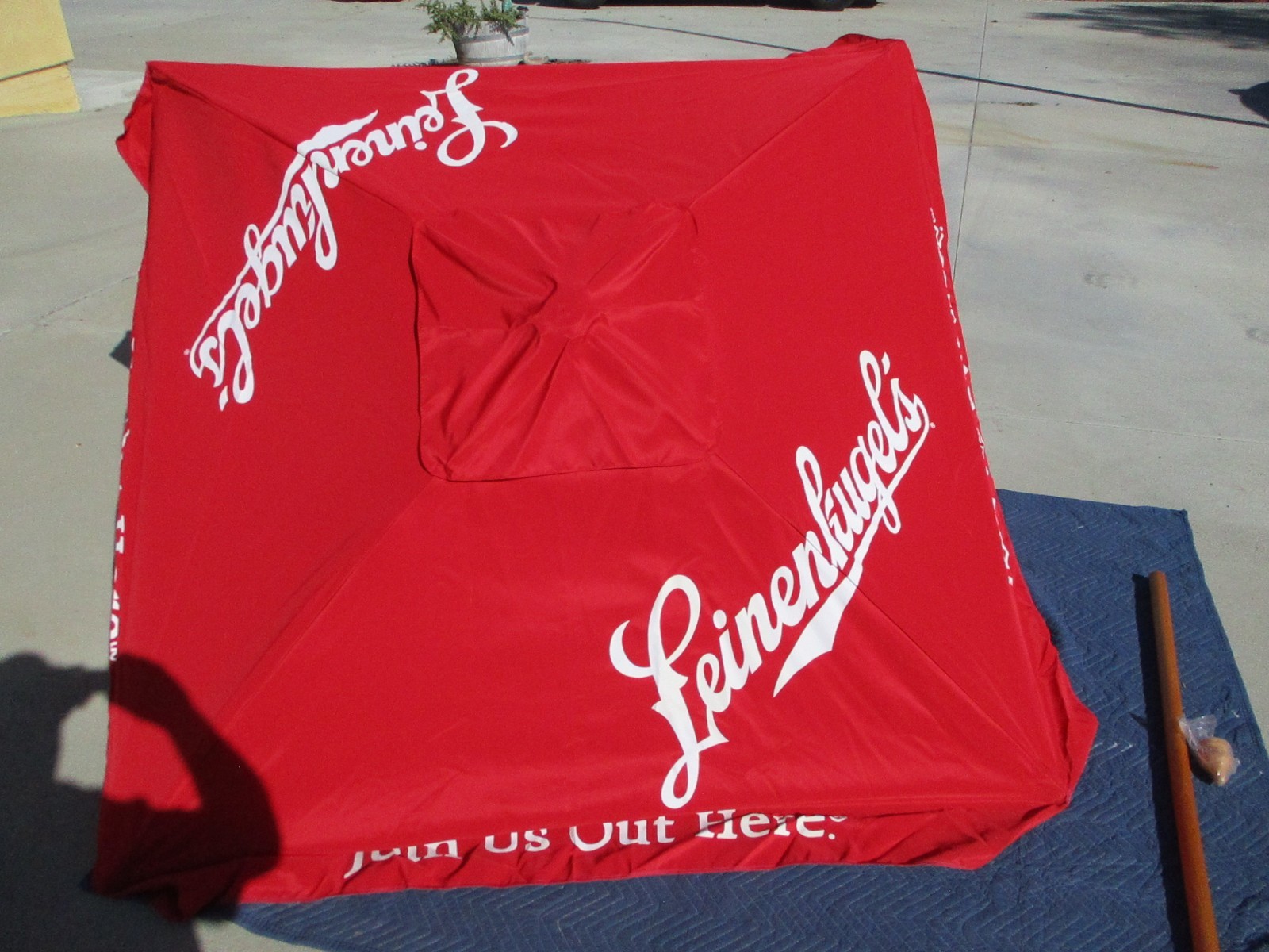LEINENKUKEL PROMO UMBRELLA 86 X 86 RED & WHITE PRE-OWNED NEVER USED