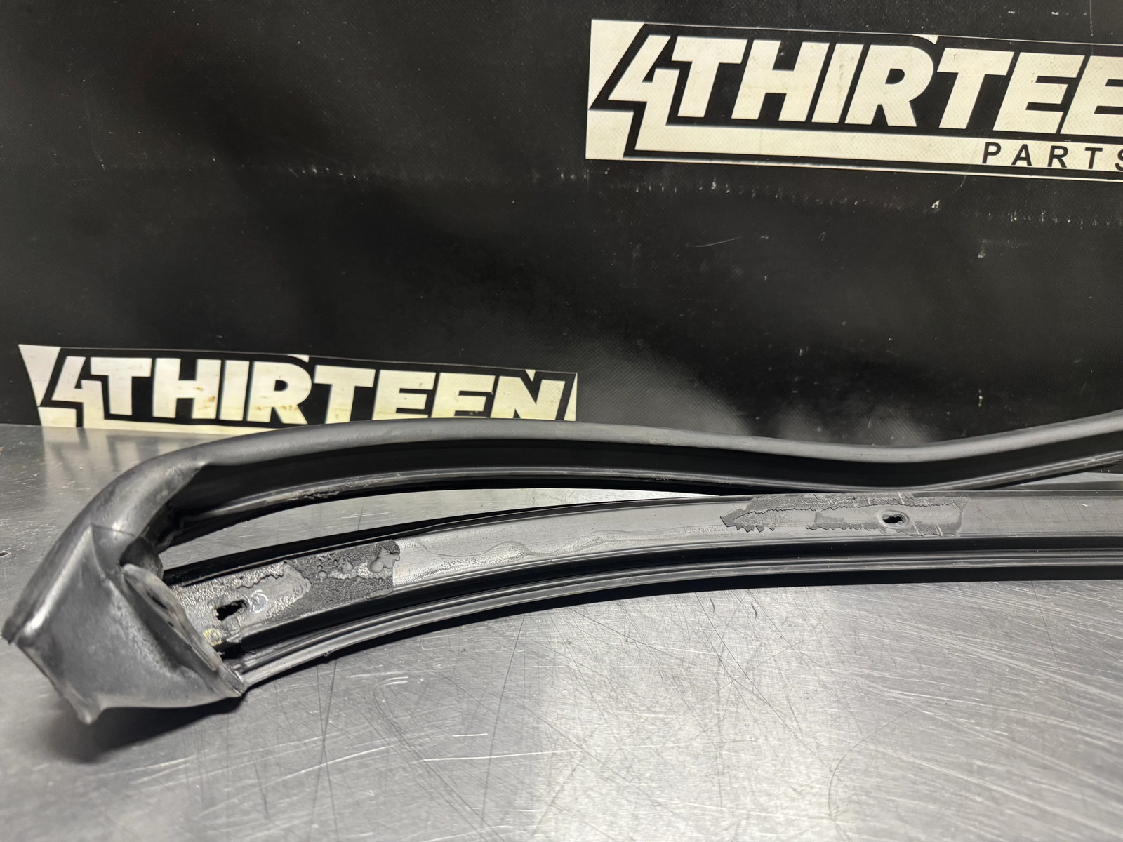 97-04 CORVETTE C5 FRONT WINDSHIELD SEAL / WEATHERSTRIPPING OEM #N541