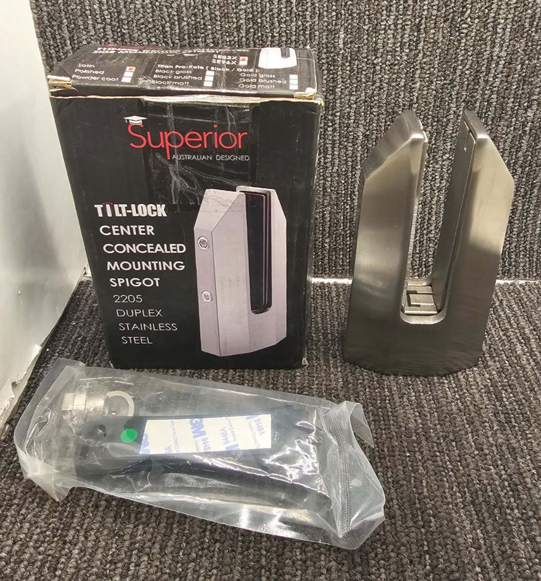Superior SE82X Tilt-Lock Center Concealed Side Mounting Spigot - Satin SS