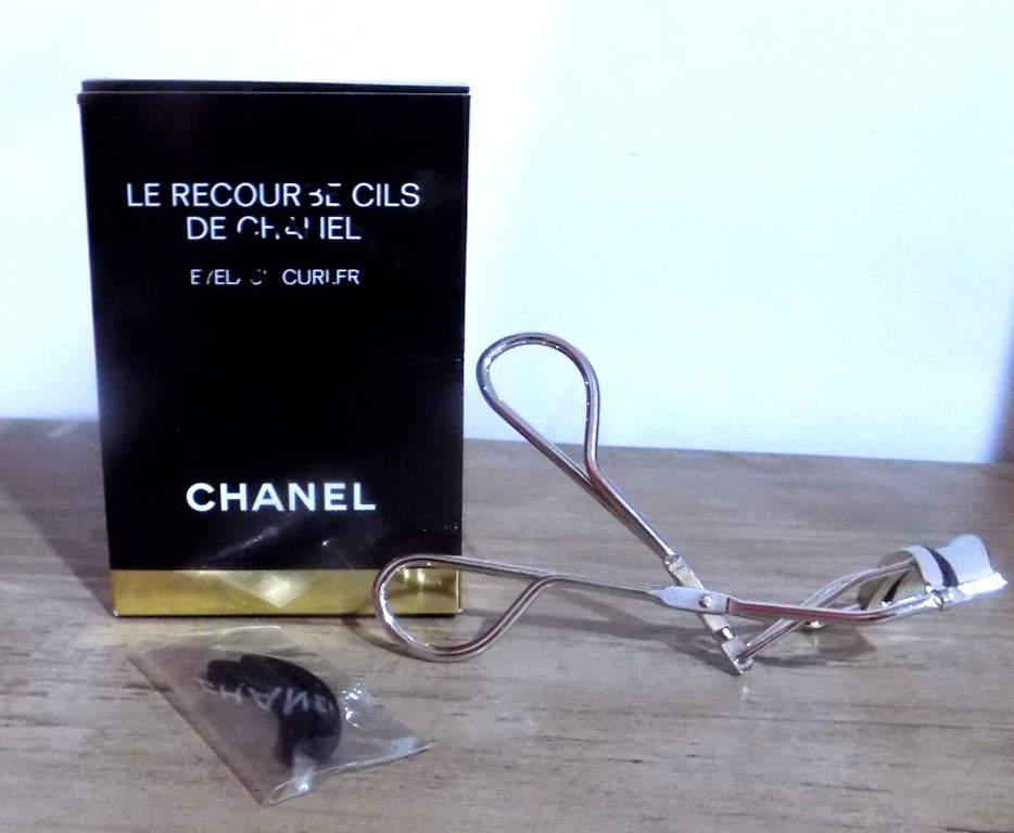 NEW Le Recourbe Cils De Chanel Eyelash Curler With 2 extra Silicone Refill Pads