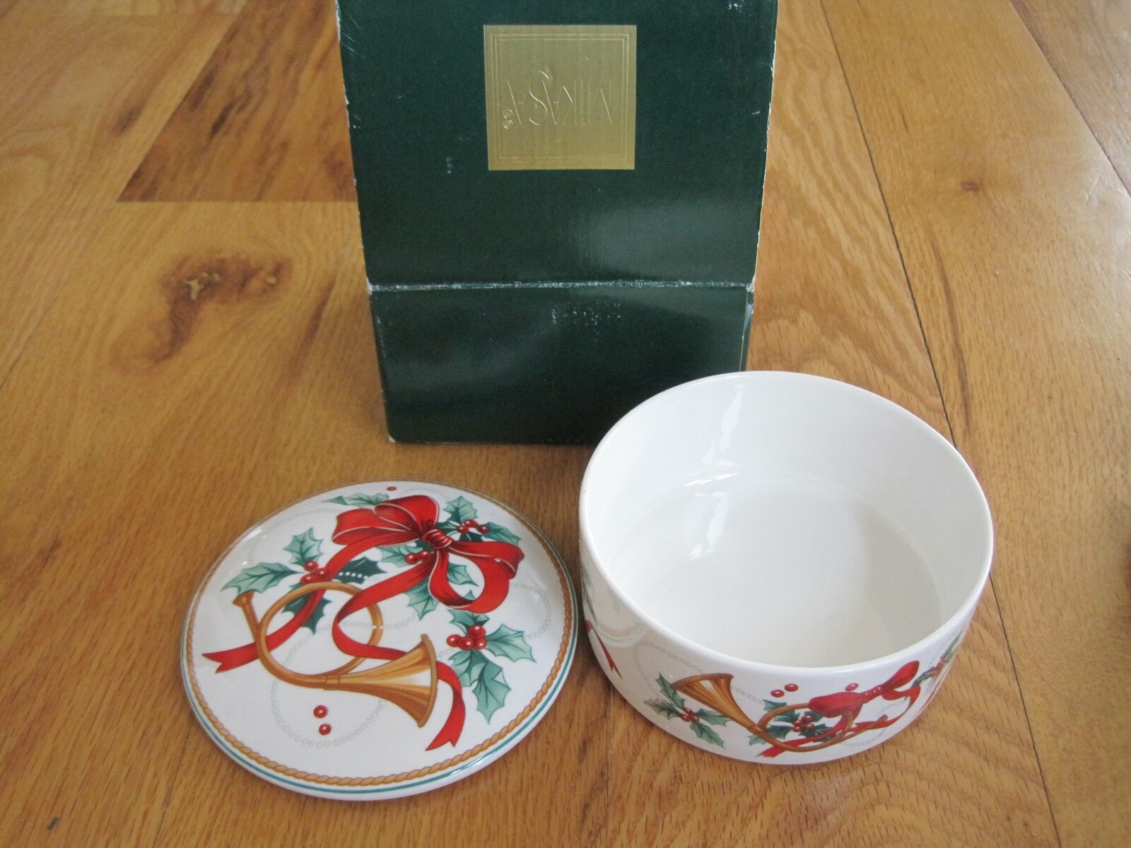 Mikasa Christmas Round Covered Box