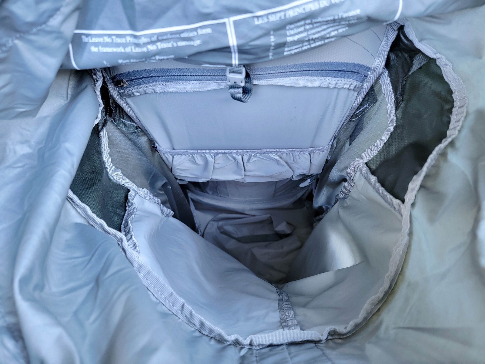 OSPREY Atmos 65 Internal Frame Green Gray Hiking 28" Backpack ~ Size Medium