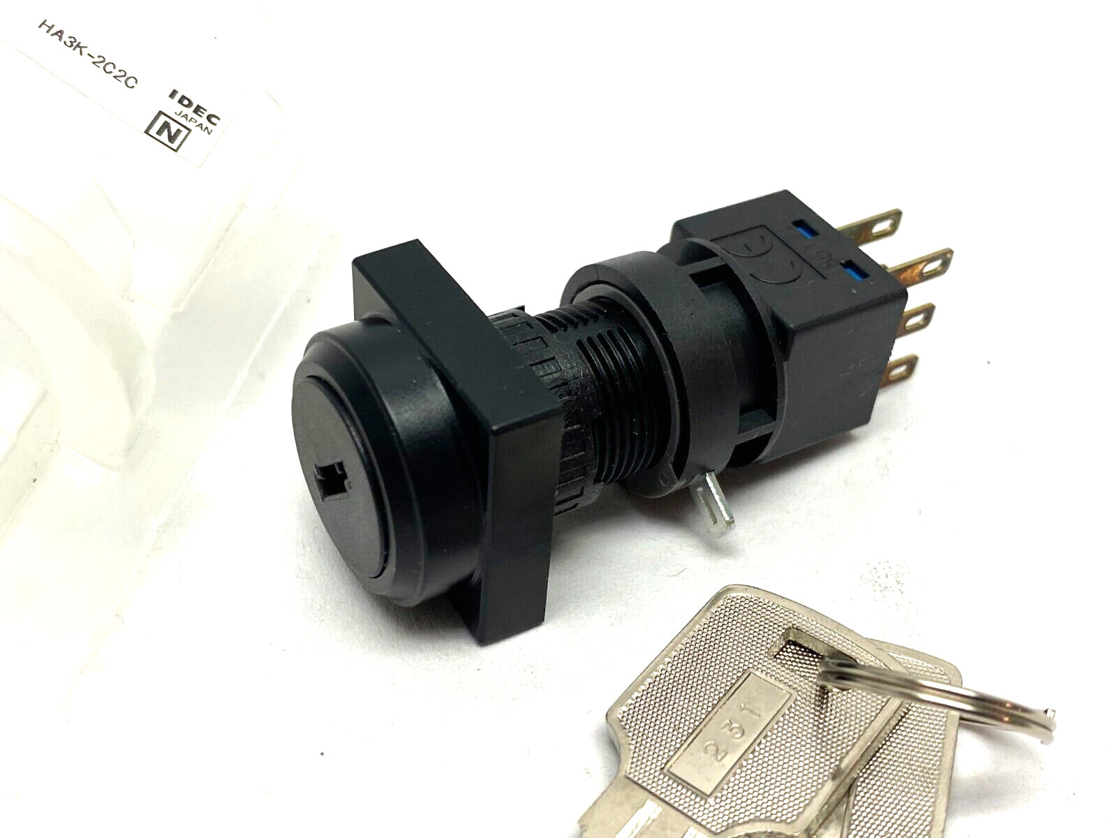 IDEC HA3K-2C2C 2-Position Oversize Key Selector Switch L6 Round/Square