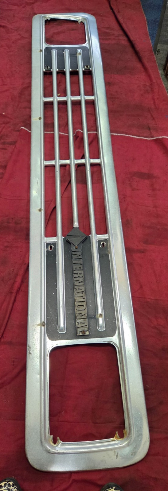 1993 INTERNATIONAL 9670 , GRILLE 82 X 13.5  " NO PART #, BOTTOM AROUND HEADLIGHT