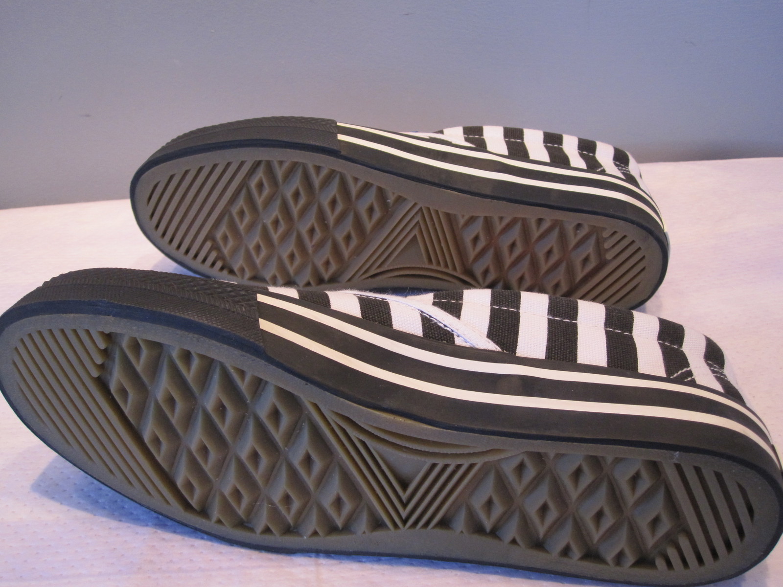 NEW UNDERGROUND SHOES SKULL JAiLHOUSE STRiPE PiRATE BOAT SNEAKERS EMO UK8 EURO42