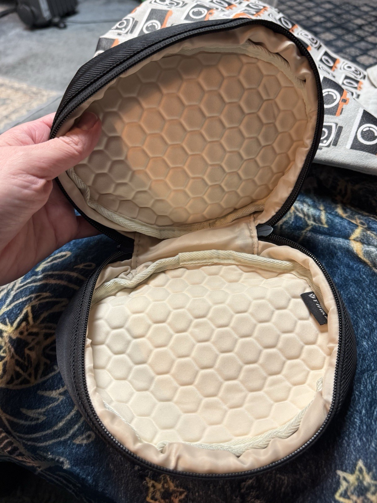 yinke Soft Padded organizer case