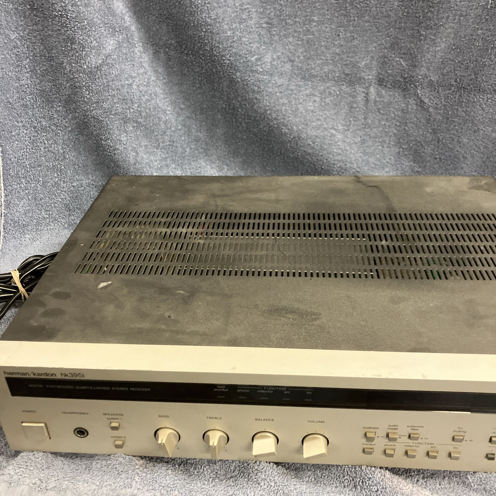 HARMAN KARDON HK395I DIGITAL STEREO RECEIVER Powers On