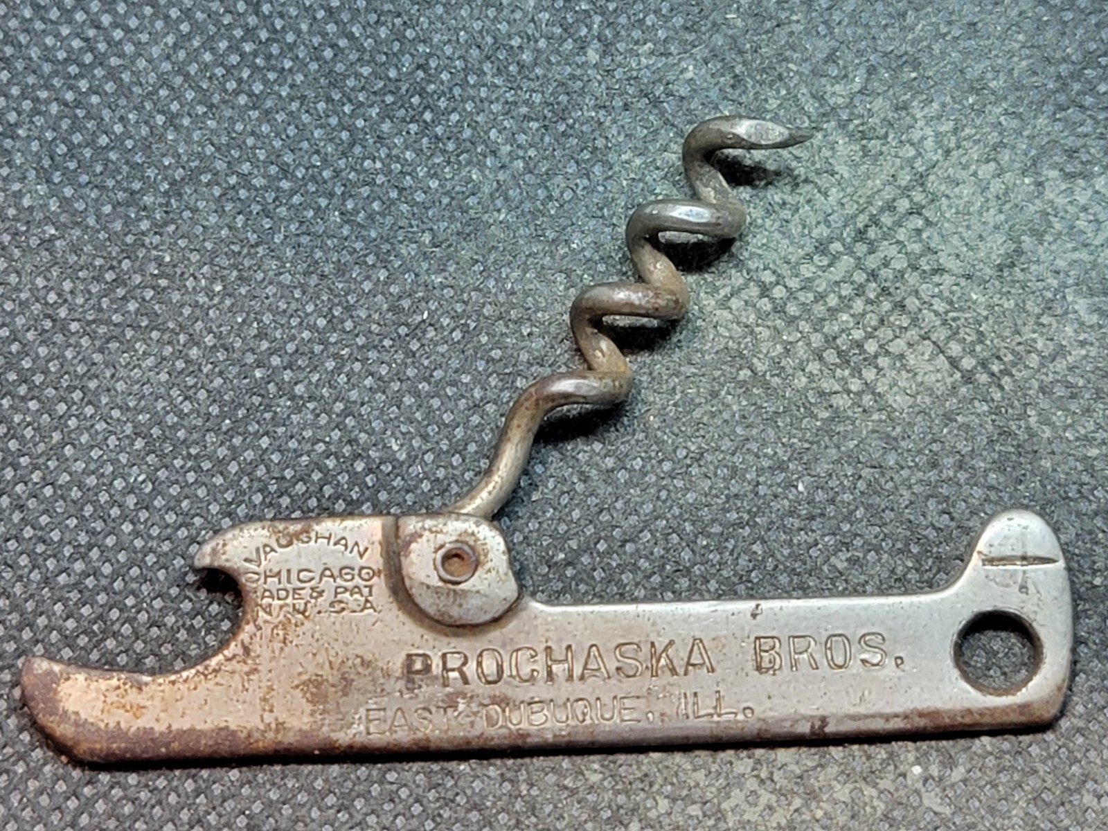 EAST DUBUQUE, ILLINOIS ADVERTISING LIQUOR OPENER & KEY CHAIN TCB4