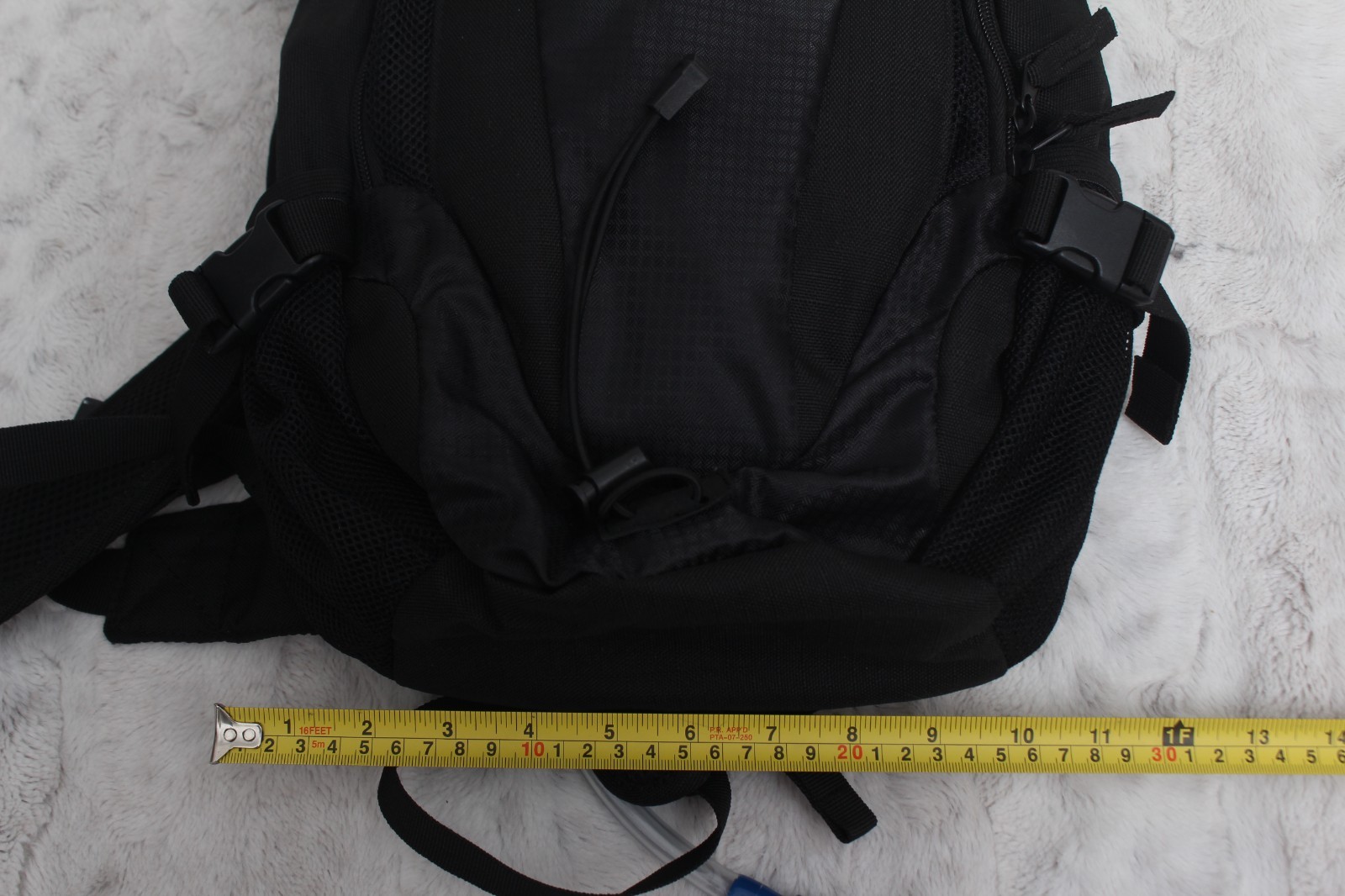 Quest 2L Hydration Daypack Backpack w/ Bladder Hiking Outdoors Black Summer