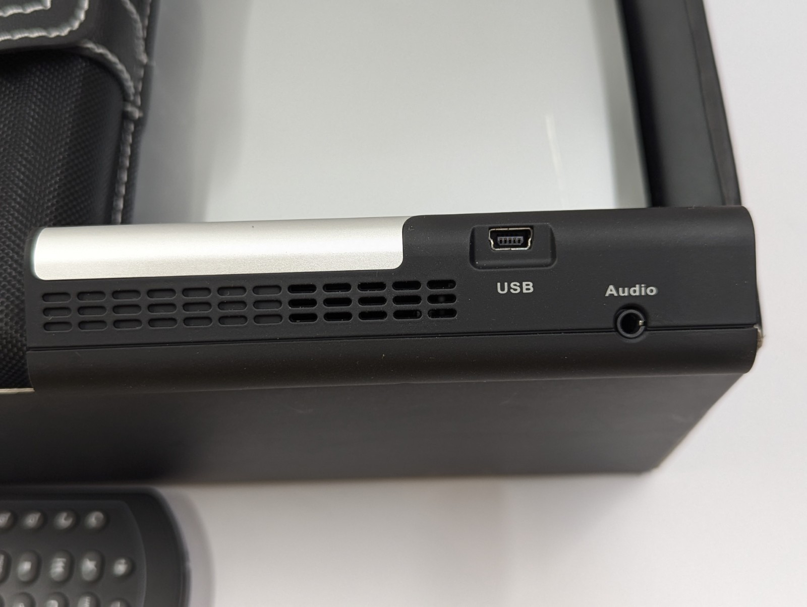 FAVI Mini LED Projector Business Edition