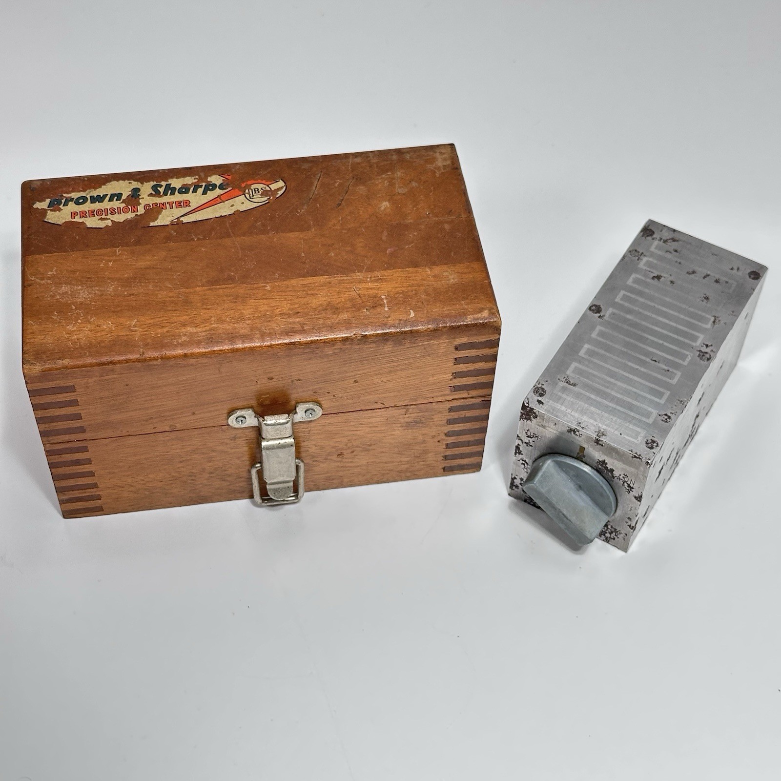 OLDER BROWN AND SHARPE MAGNETIC CHUCK BLOCK WITH WOODEN CASE TESTED