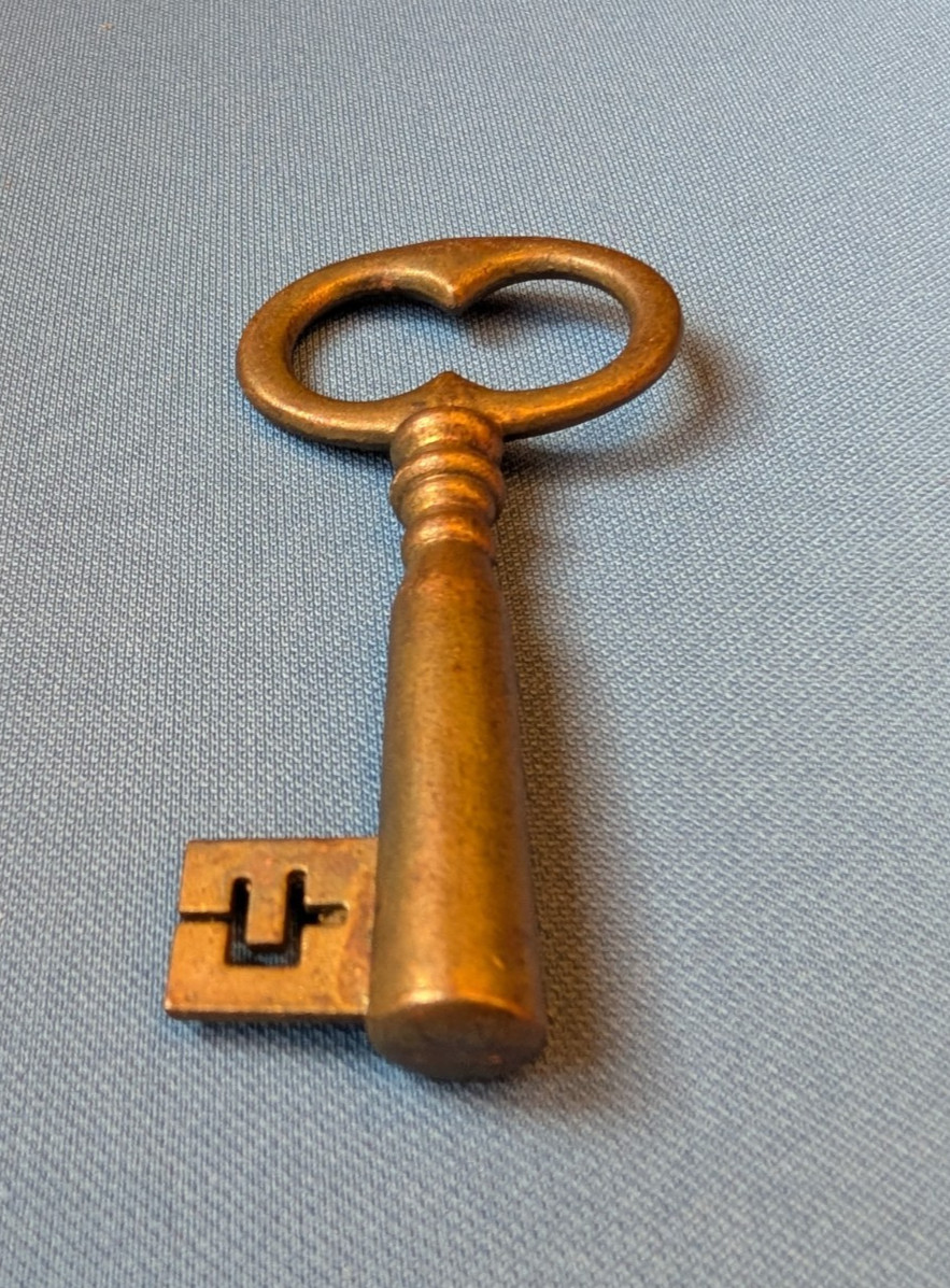 Vtg 3.5" ornate bit skeleton cabinet KEY, solid metal