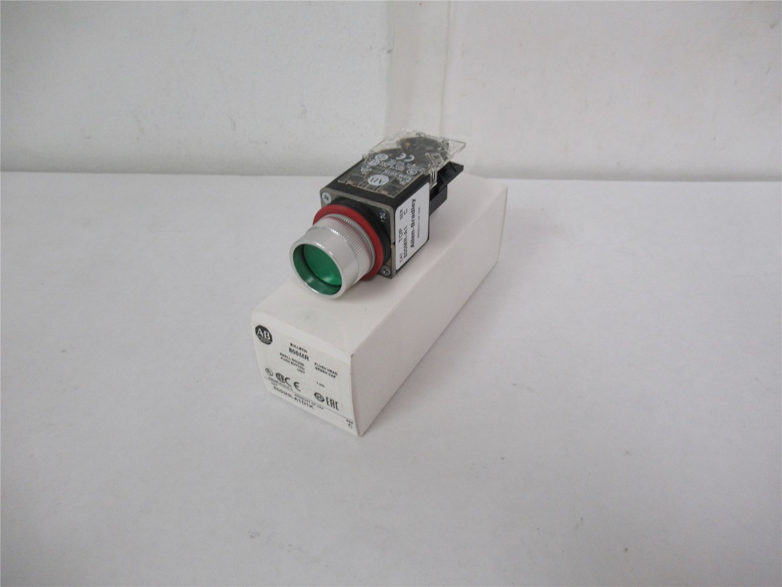 252453 New In Box; Allen-Bradley 800MR-A1D1K Pushbutton 22.5mm Green 300VAC