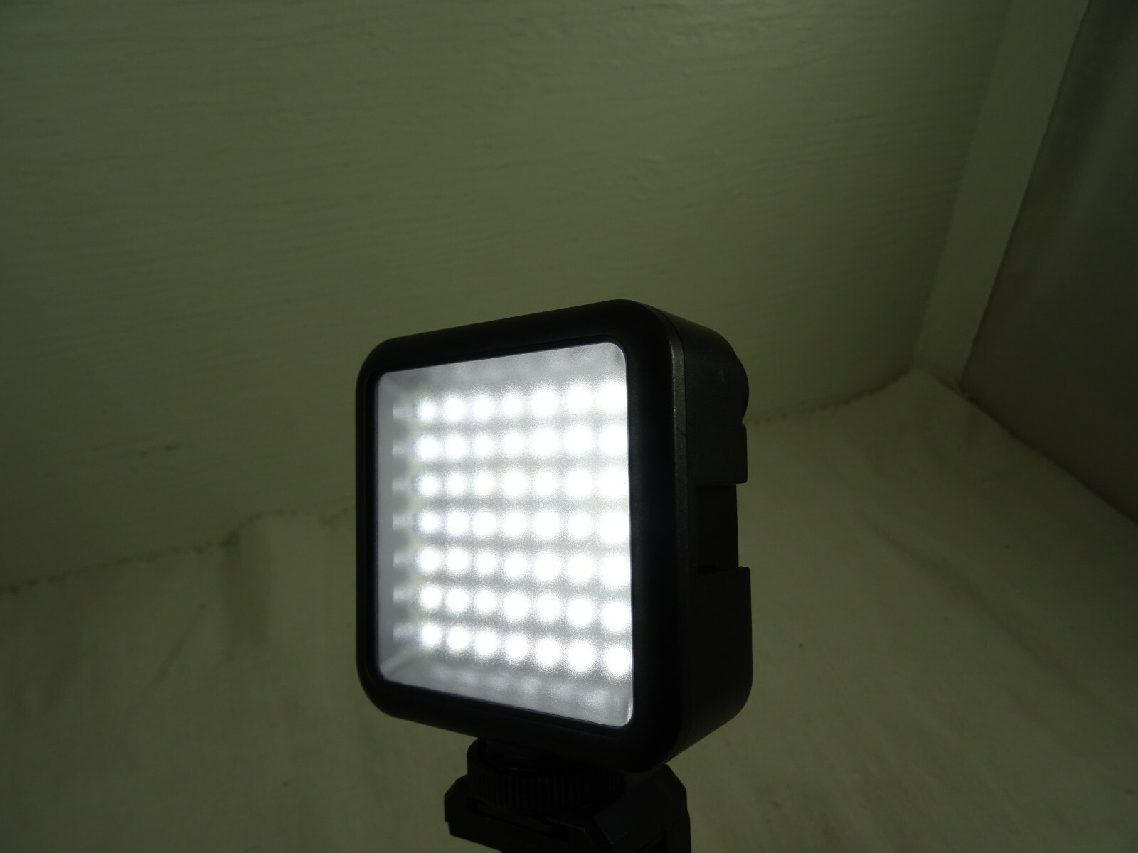 Sunpak Portable 49 LED Camera Phone Light w/ holder Battery Operated