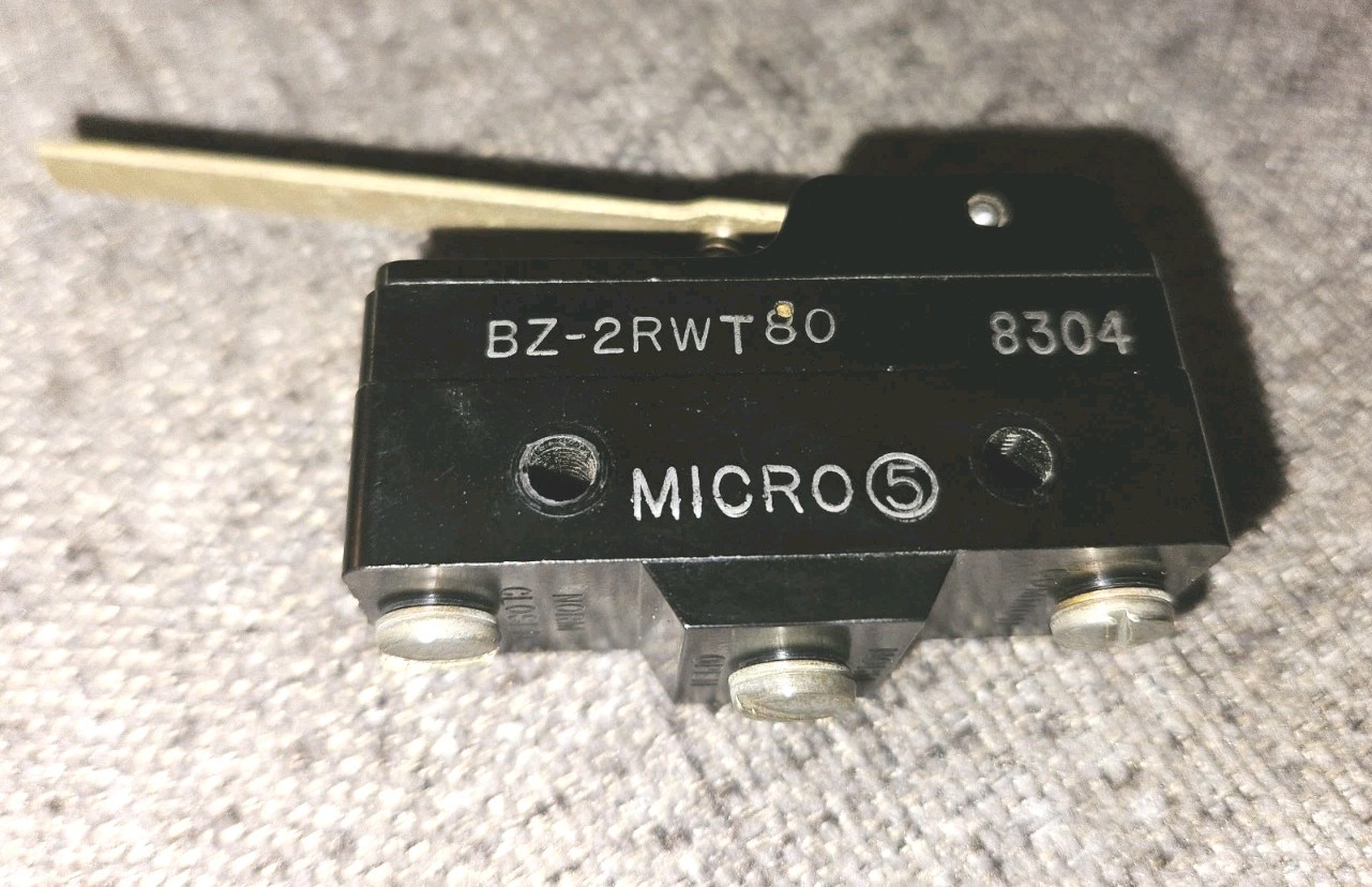 MICRO SWITCH 3 TERMINAL 15 A 1/8HP 125VAC BLACK BZ-2RWT80  FREEPORT, IL NOS