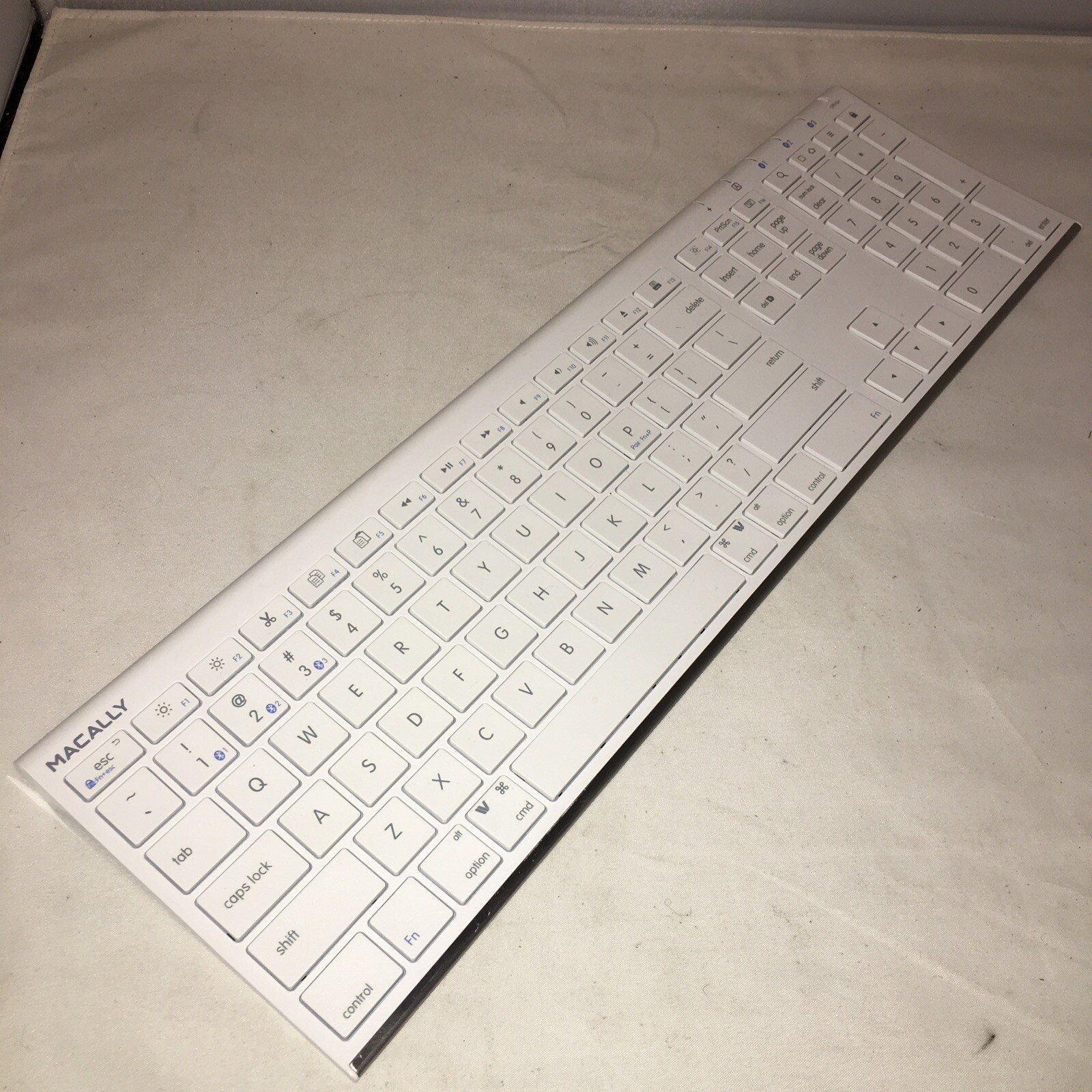 Macally Quick Switch Bluetooth Keyboard for Three Devices ~ Tested Great Cond