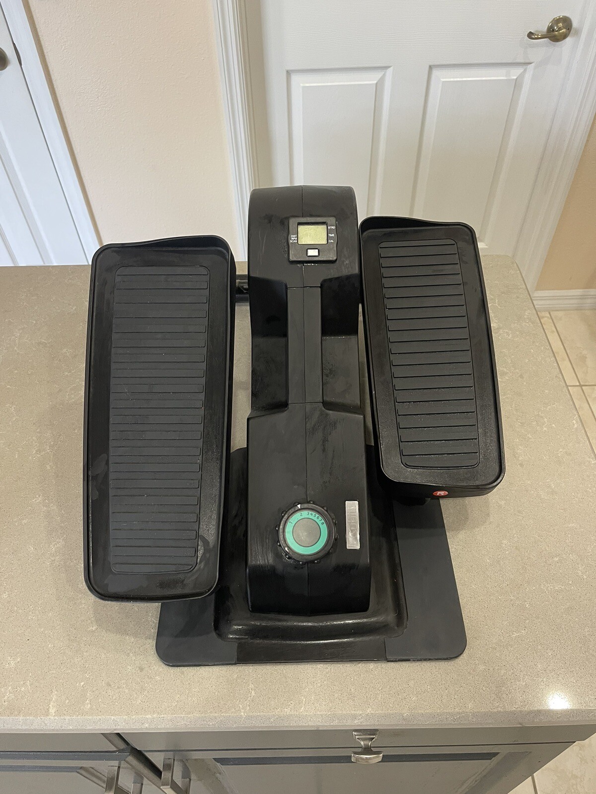 Cubii Under Desk Elliptical w/Built in Display Monitor Aqua Model FA32 Used