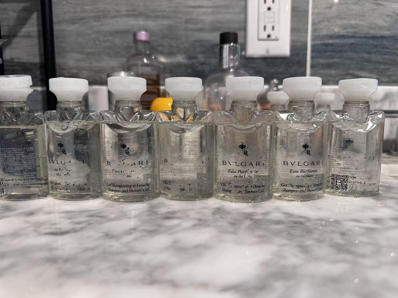 LOT OF 10 BVLGARI EAU PARFUMEE SHAMPOO AND SHOWER GEL40ML*10 (BOTTLE SCRATCHED)
