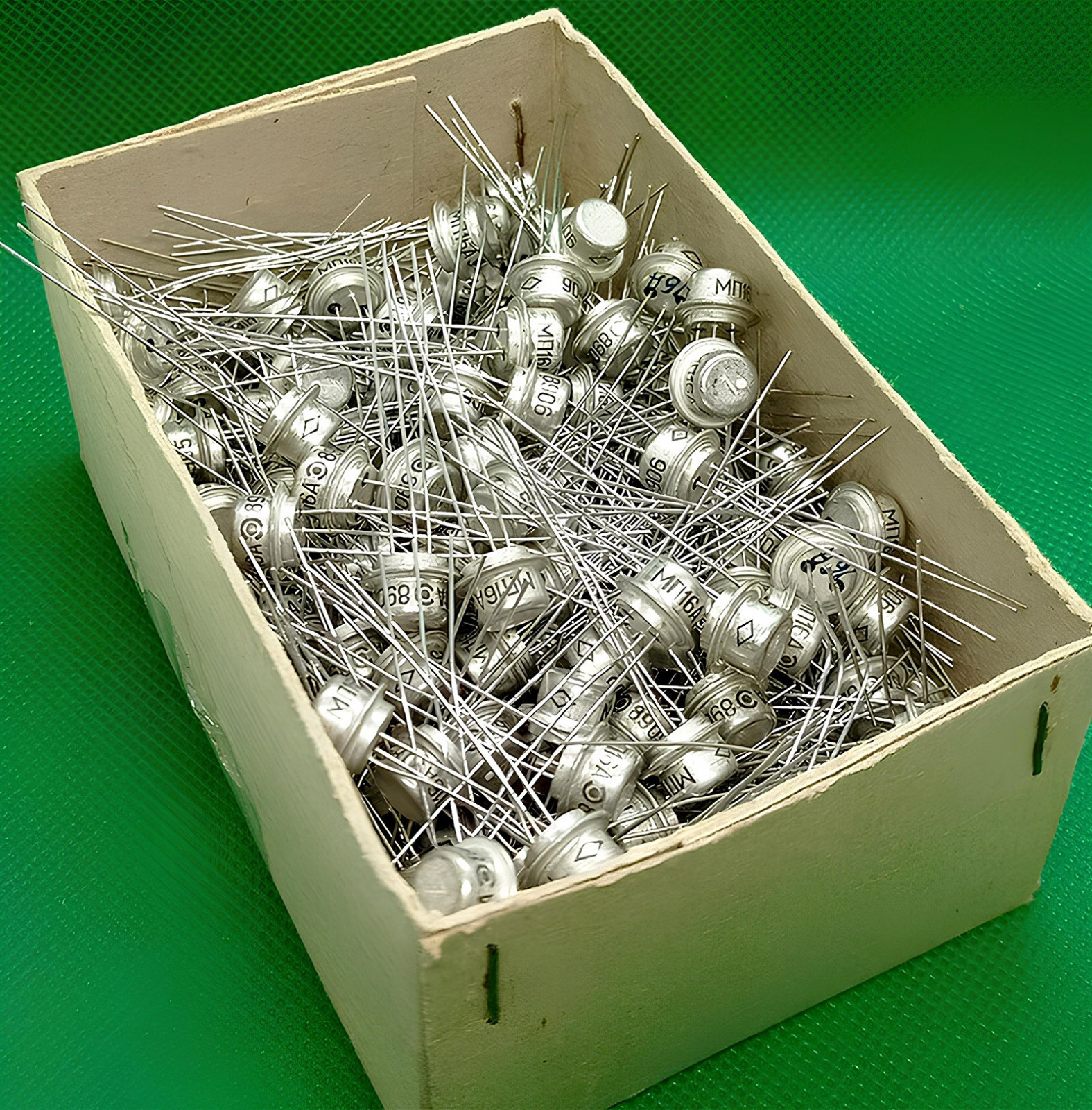 50pcs Germanium Transistor PNP MP16A (2N1354 2N581) - Fuzz Face Guitar - USSR