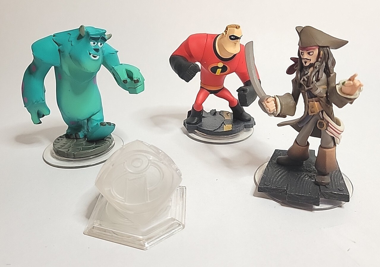 Disney Infinity lot 4 Pcs Incredibles, Monsters Inc, Pirates Of The Caribbean