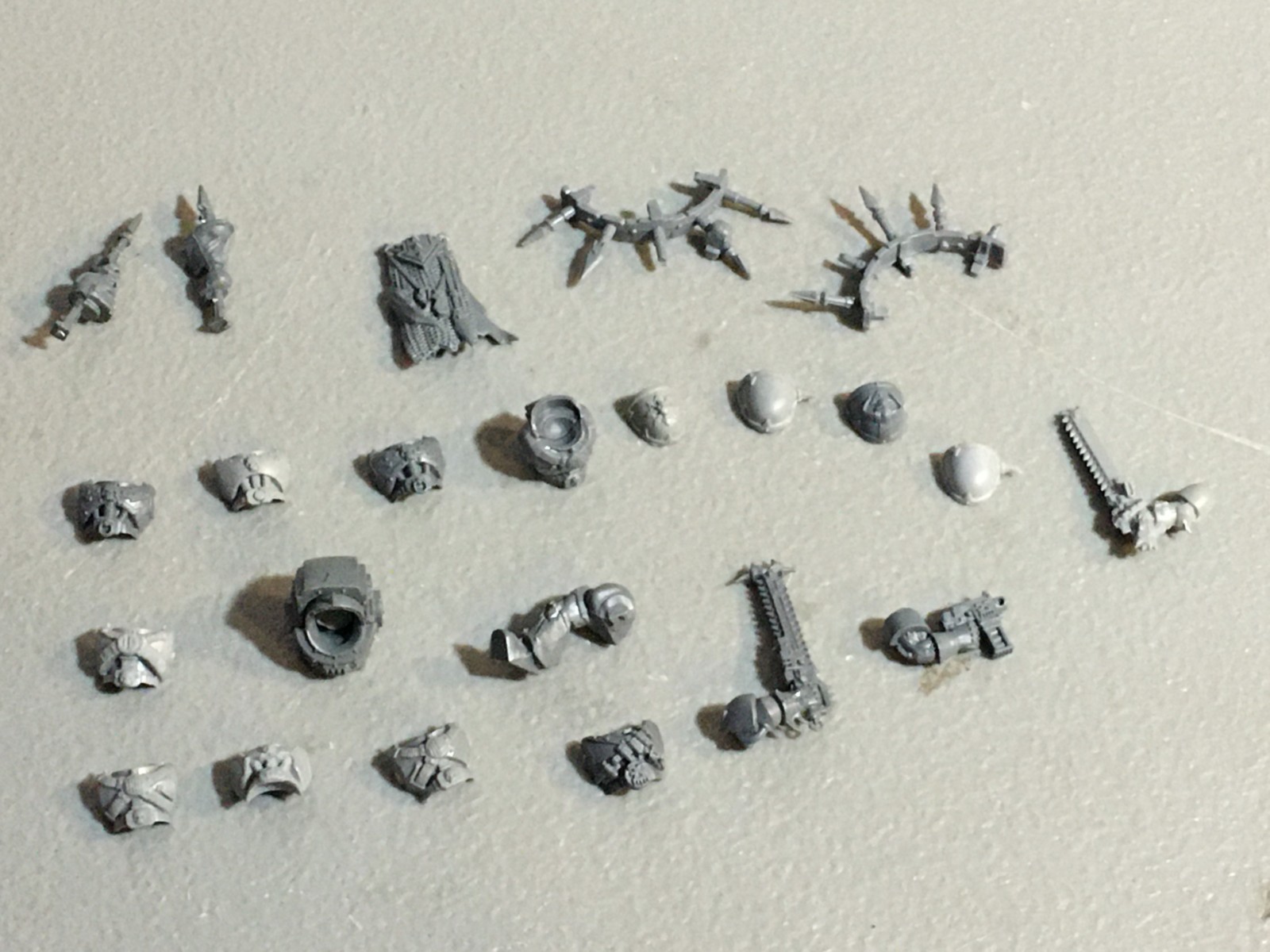 A32271 WARHAMMER 40K CHAOS SPACE MARINES BITS LOT MIXED CHEST SHOULDER TANK GW