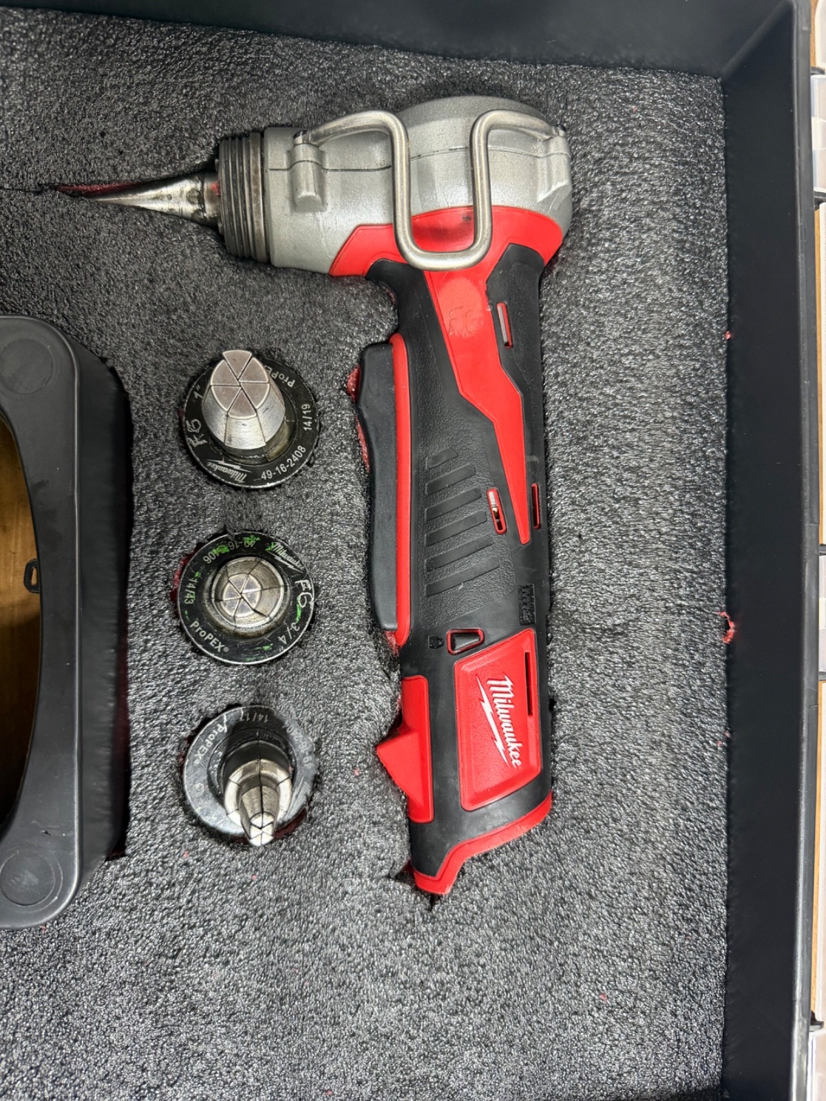 Milwaukee 2432-22 M12 Cordless ProPEX Pipe Expansion Tool Kit
