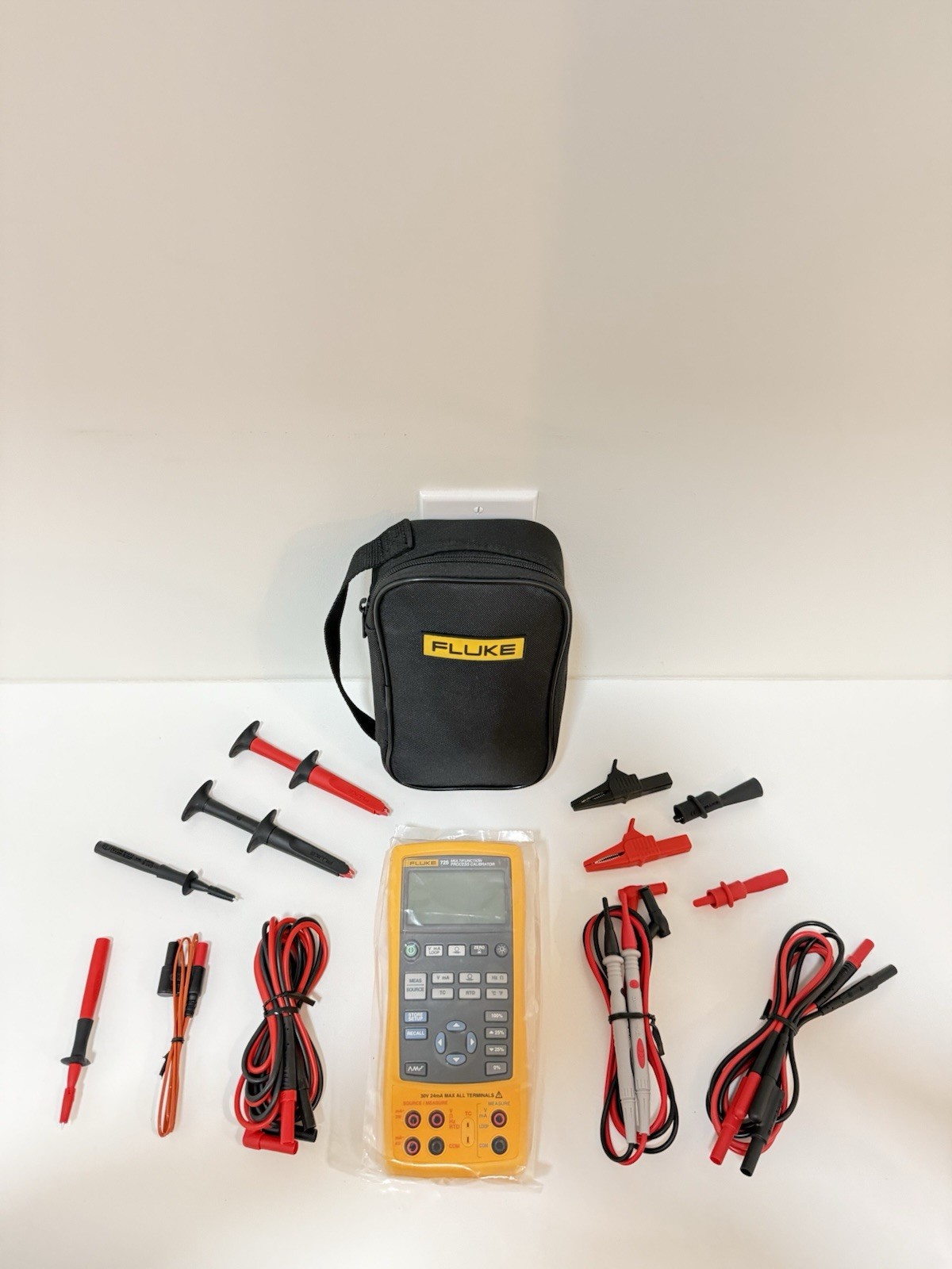 FLUKE 725 MULTIFUNCTION PROCESS CALIBRATOR W/ ACCESSORIES