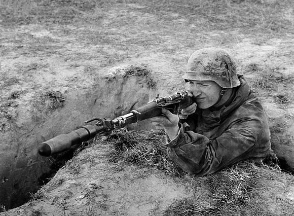 WW2 WWII Photo German Soldier Mauser K98 Rifle Grenade World War Two / 2685