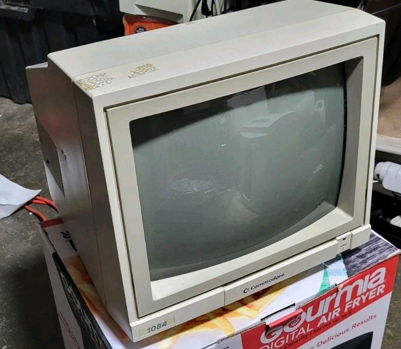 Commodore 1084 CRT Monitor Vintage 1987 Powers On and Displays image in RGB