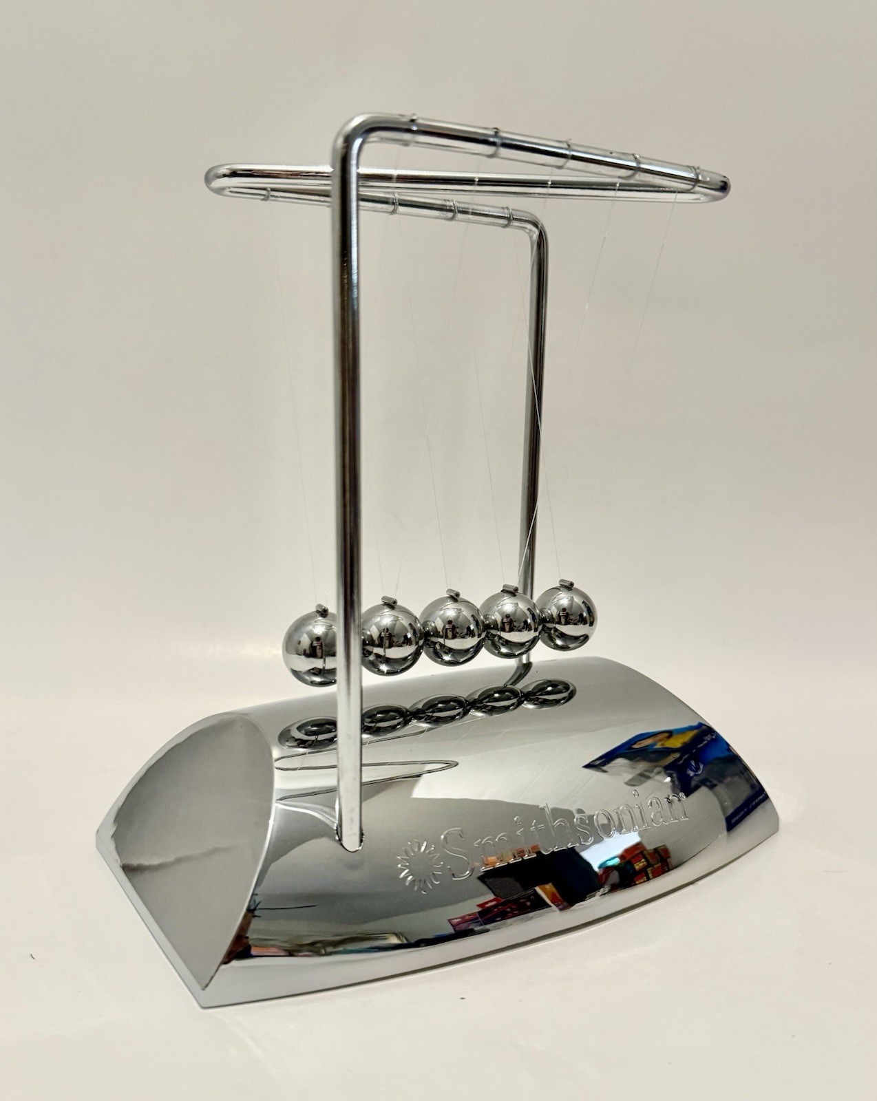 New SMITHSONIAN Newton's Cradle STEM Science Toy Swinging Balls Physics Motion