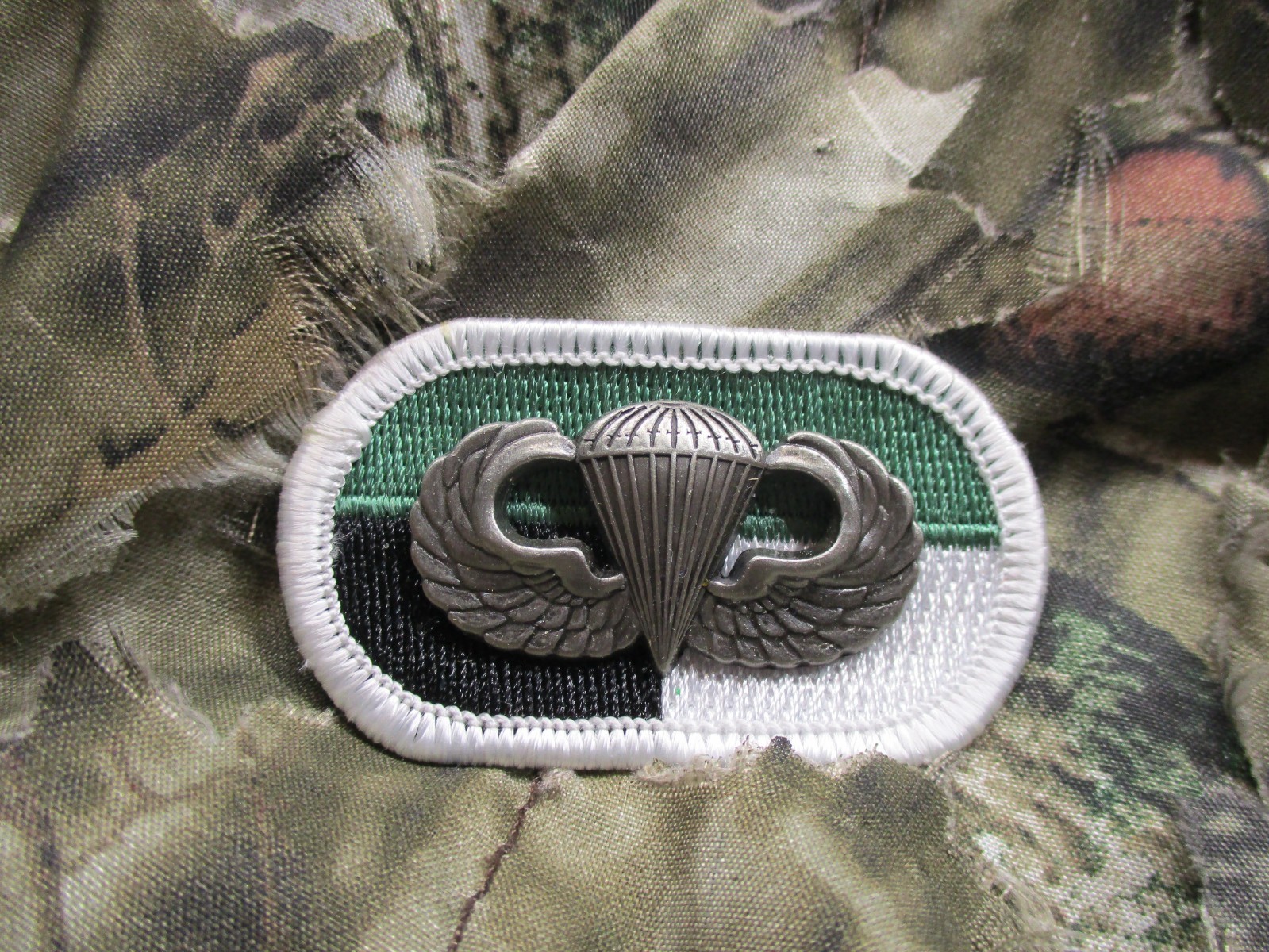 Oval Patch w/ Paratrooper Insignia