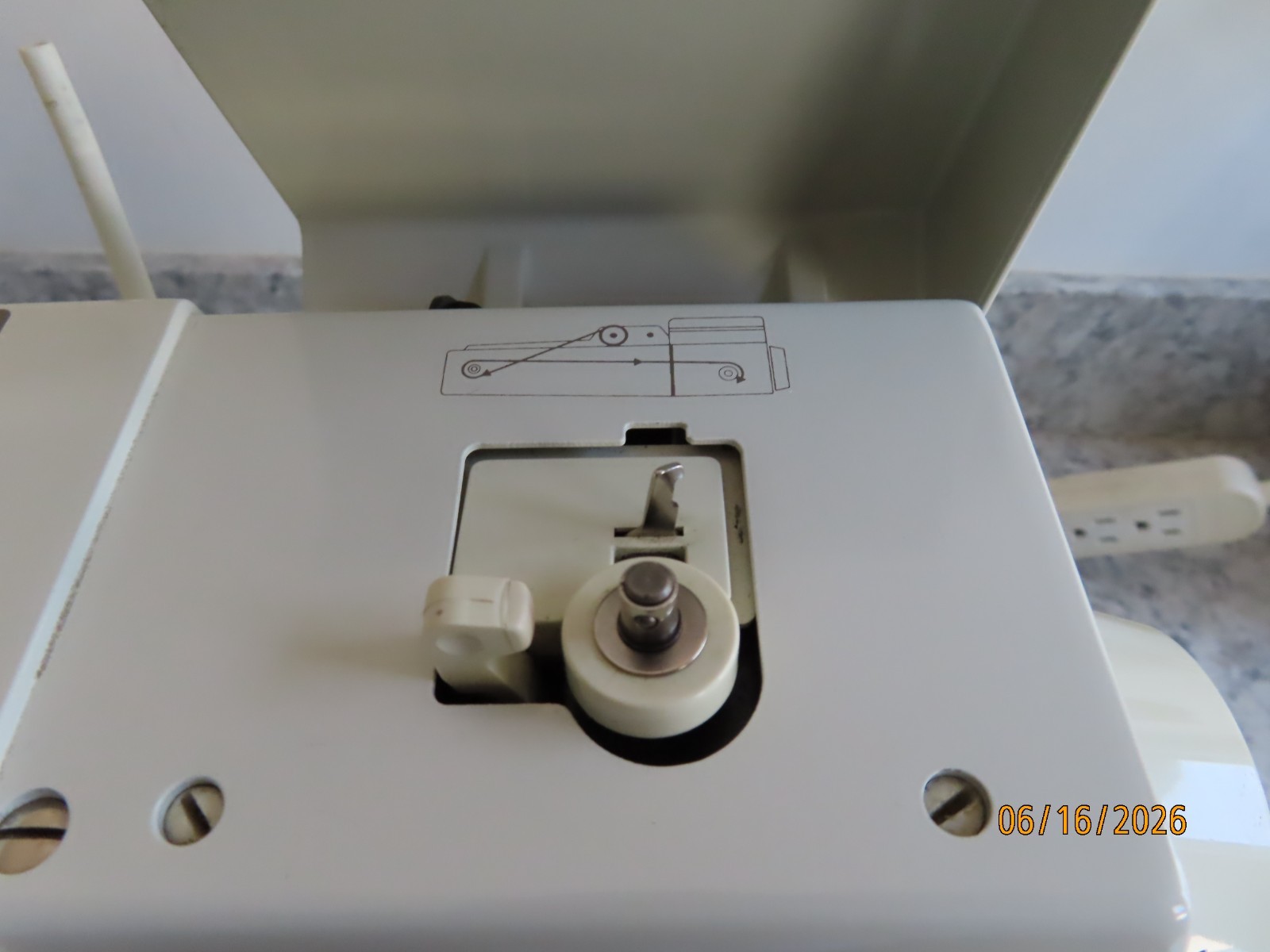 Bernina 930 record electronic sewing machine w/ arm, case, pedal works tested