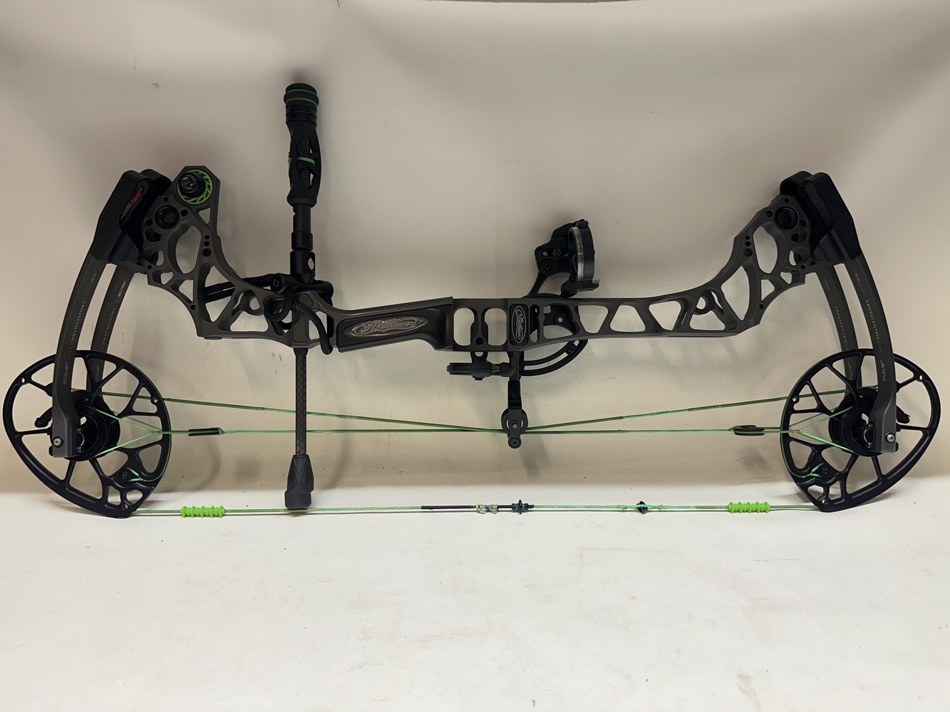 MATTHEWS TRIAX 70 DW / 28 DL COMPOUND BOW