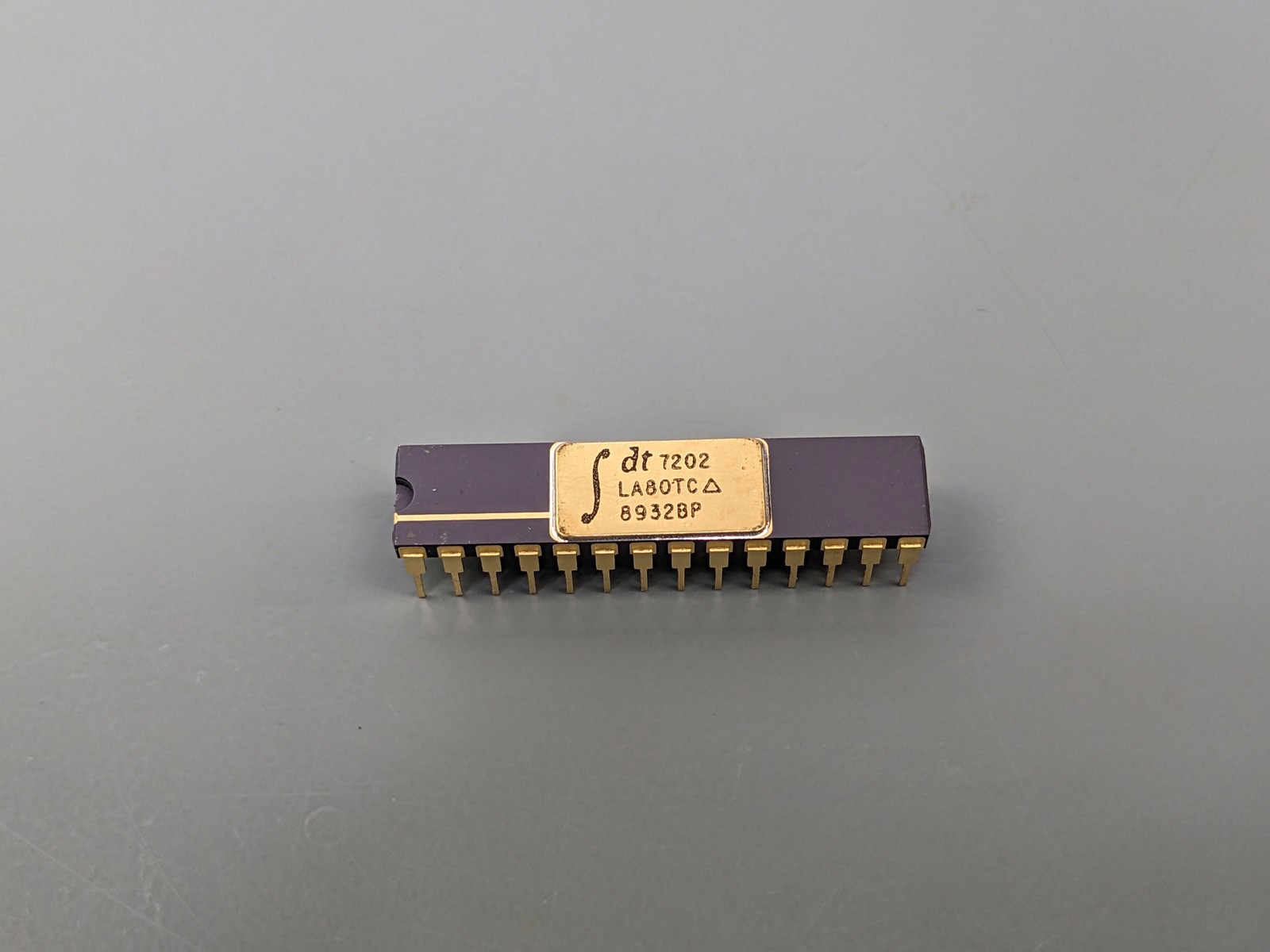 (2) IDT 7202LA80TC ICs, Dual-Port Asynchronous FIFO, 1Kx9 SRAM, Gold Ceramic NOS